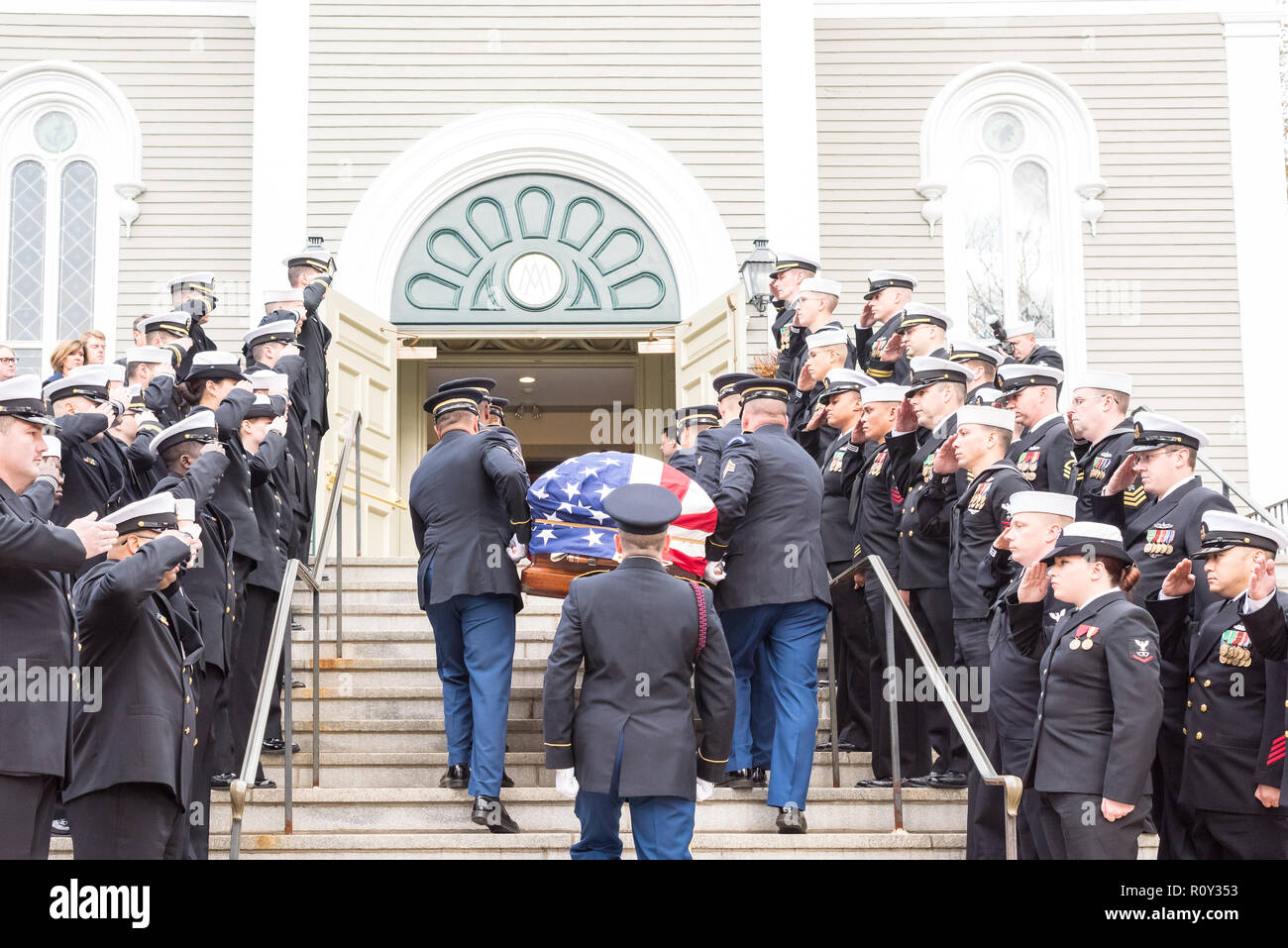 Militär die Prozession am Heiligen Familie Pfarrei in Concord, Mass für die Ehrenmedaille Empfänger Kapitän Thomas Hudner. Stockfoto