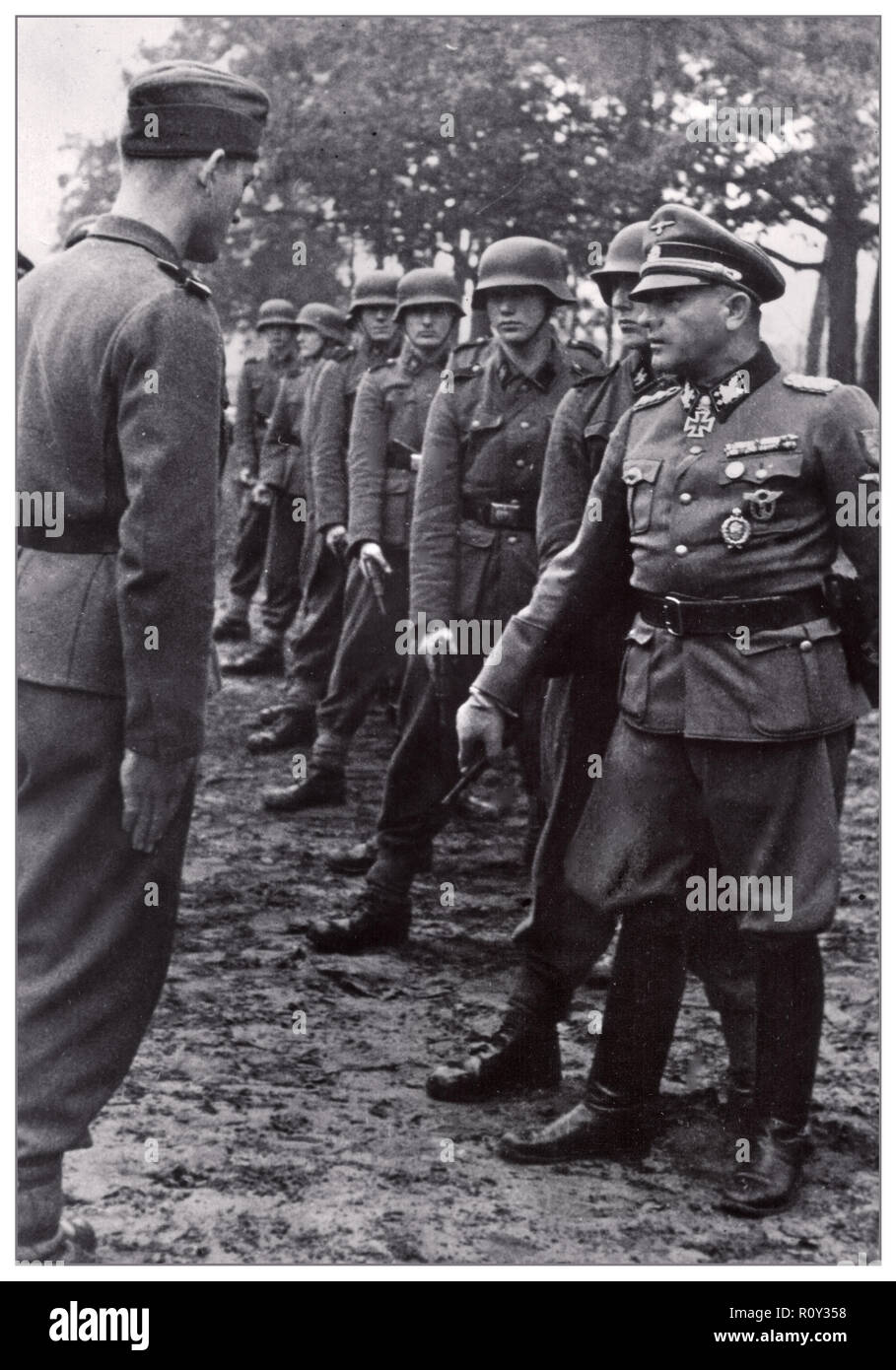 WW2 'Sepp Dietrich' Oberst-Gruppenführer Waffen SS (bei Nürnberger Prozessen wegen Kriegsverbrechen für schuldig befunden) trainiert einen bunten Haufen junger Wehrmachtseinheiten 1943 Stockfoto