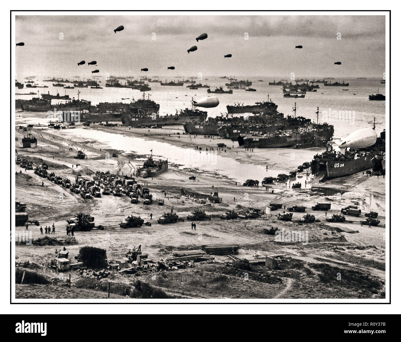 OMAHA BEACH D-Day Normandy WW2 B&W Bild D Tag Plus 1 LCT Landing Craft Tank mit Barrage balloons flott, Entladen liefert auf Omaha für den Break-out aus der Normandie. Juni 1944 Stockfoto