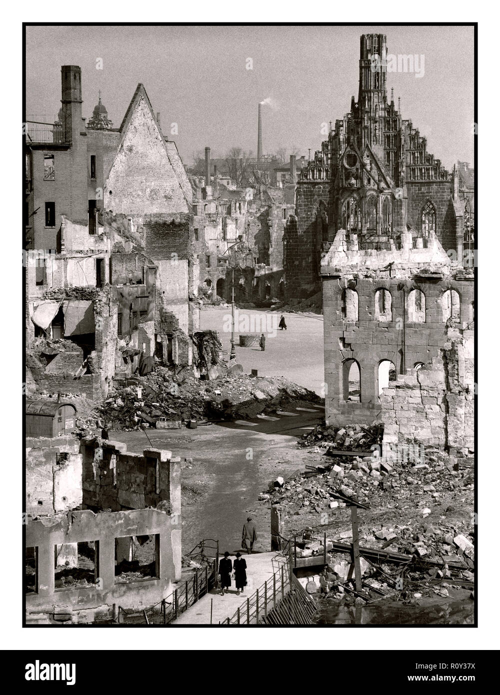 WW 2 britischen Bombenangriff auf NS-Stadt Nürnberg Deutschland mit gotischen Kirche im Hintergrund die Frauenkirche (Kirche unserer Dame) durch einen britischen Bombenangriff in der Nacht vom 2. Januar 1945 beschädigt wurde. Stockfoto
