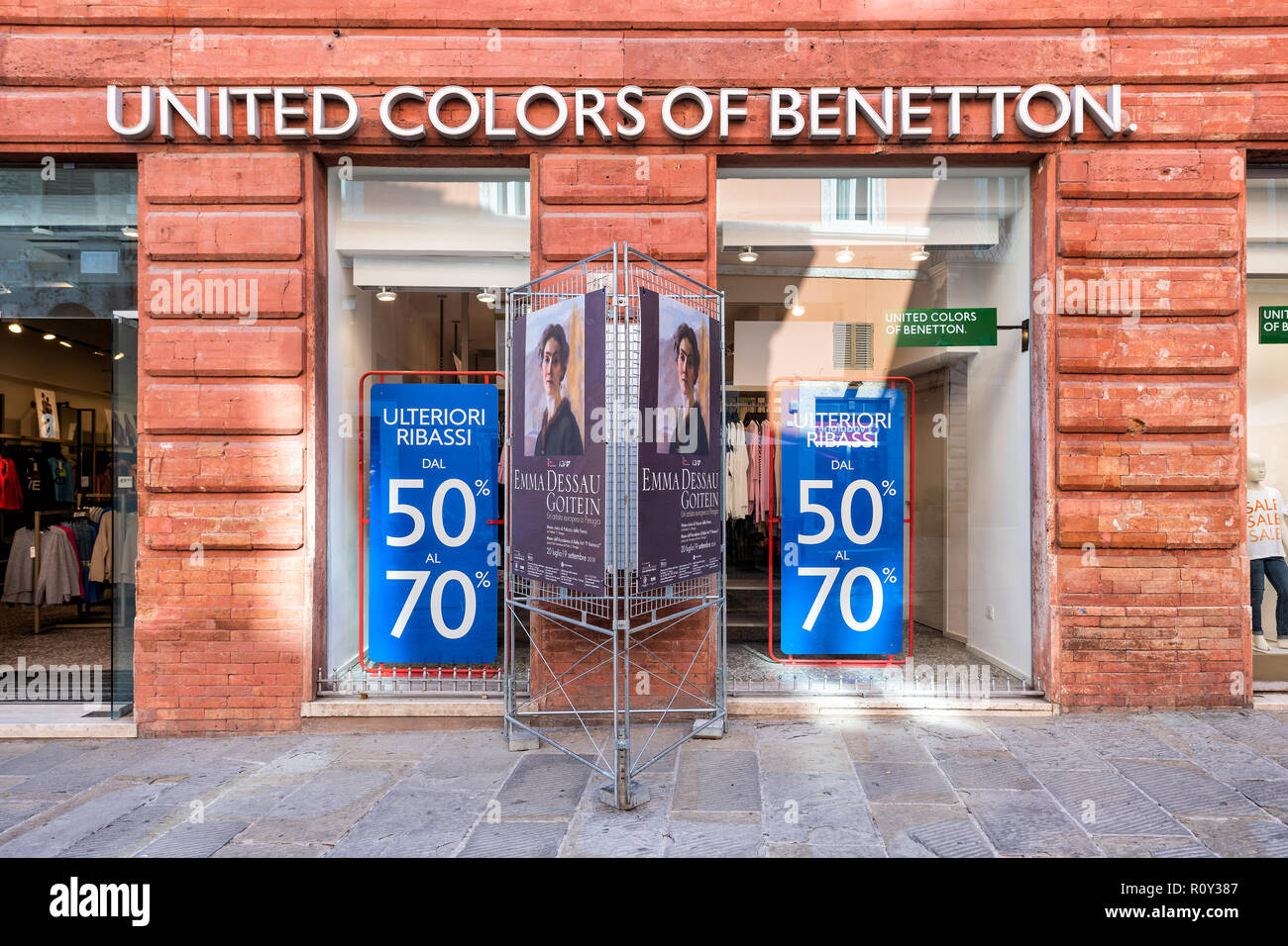Perugia, Italien - 29 August 2018: Die vereinigten Farben der Benetton retail Clothing Store, shop Eingang mit niemand, keine Menschen auf der Straße, Bürgersteig, Windows ein Stockfoto