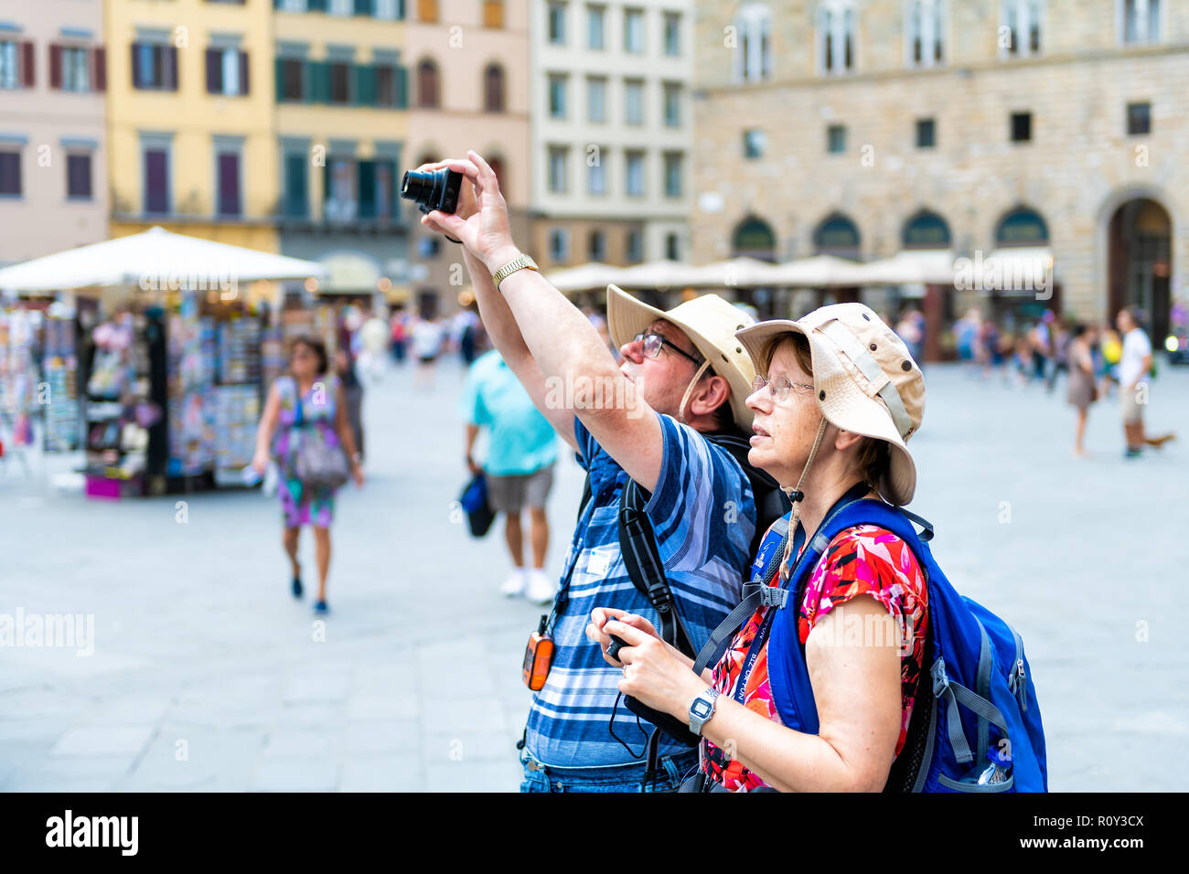 Florenz, Italien - 30 August 2018: Paar, Mann, Frau, Bild, Foto mit der Kamera des alten, antiken, mittelalterlichen Architektur in Florenz an der Piazz Stockfoto