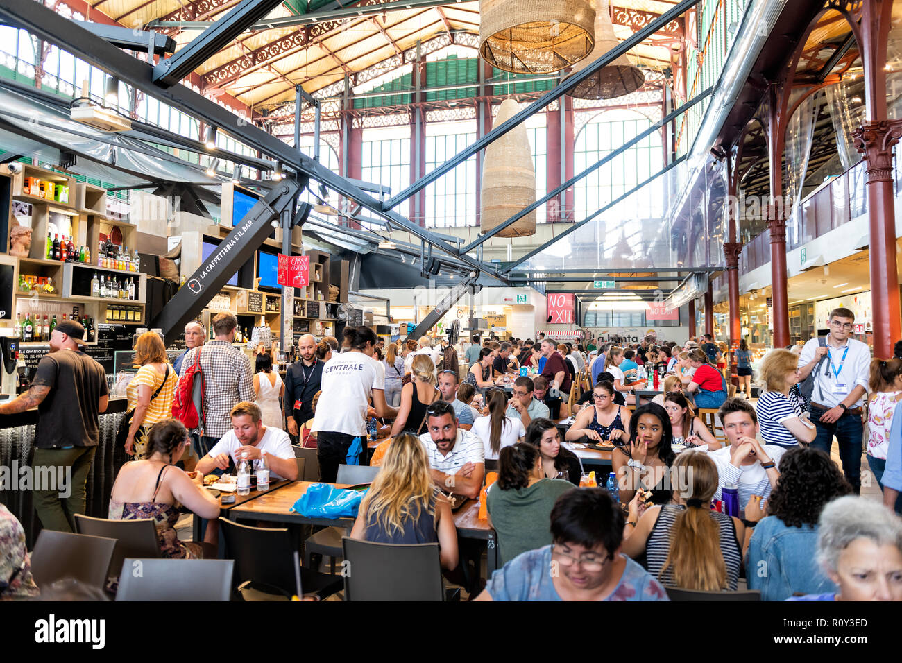 Florenz, Italien - 30 August 2018: Interieur, Innen, Innen- Firenze Centrale Mercato, Central Market mit der Masse der Leute sitzen auf Stühlen durch Tabl Stockfoto