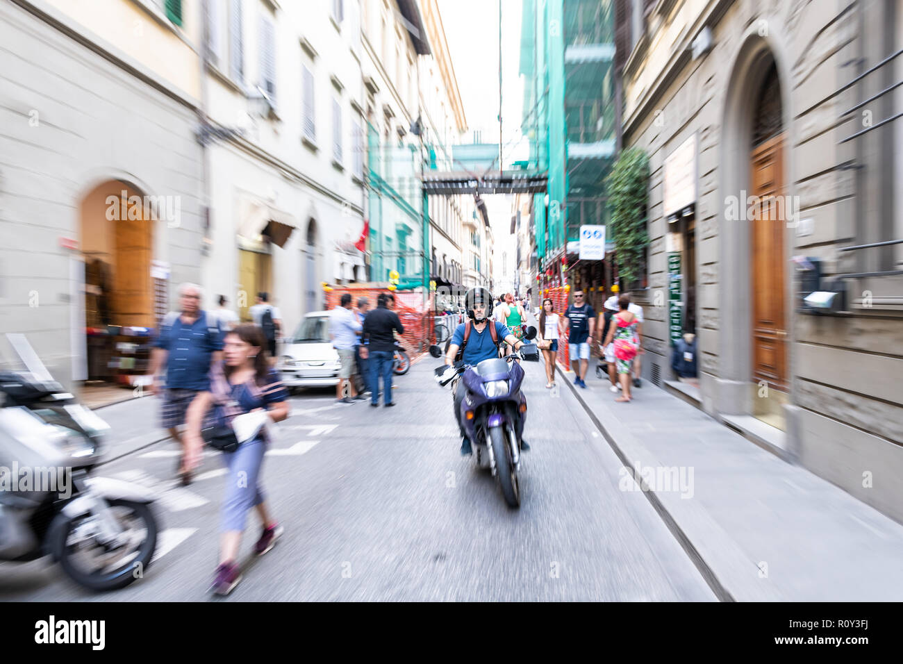 Florenz, Italien - 30 August 2018: Zoom platzen, und Zoomen Auswirkungen auf Mensch, Vespa Roller auf der Straße mit Bürgersteig in Firenze mit Leute, Touristen wa Stockfoto
