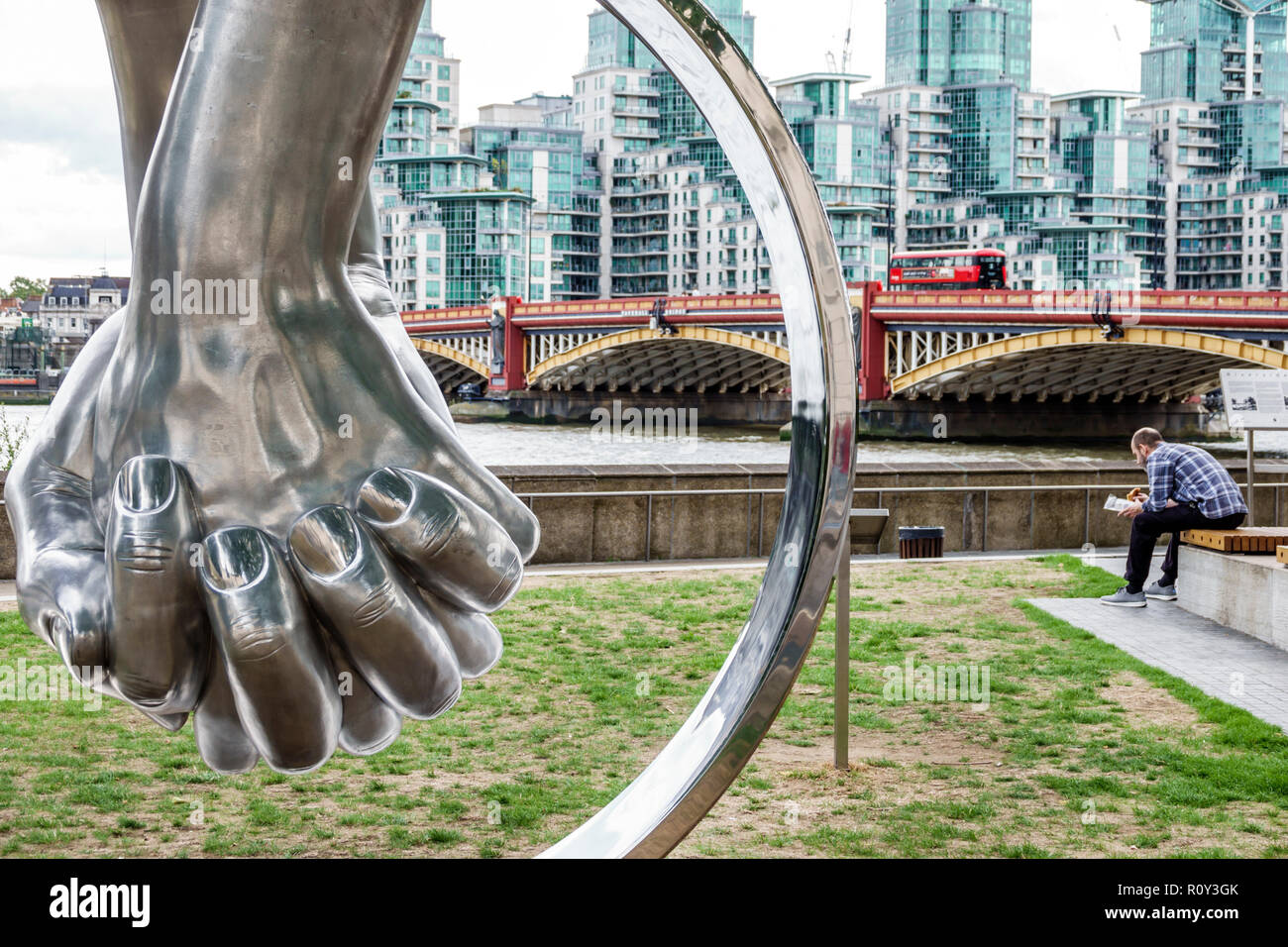 London England, Großbritannien, Westminster, Riverside Walk Gardens, Love by Lorenzo Quinn, Skulptur, riesige Hände, Chrommetall, Blick auf die Vauxhall Bridge, Themse, Cit Stockfoto