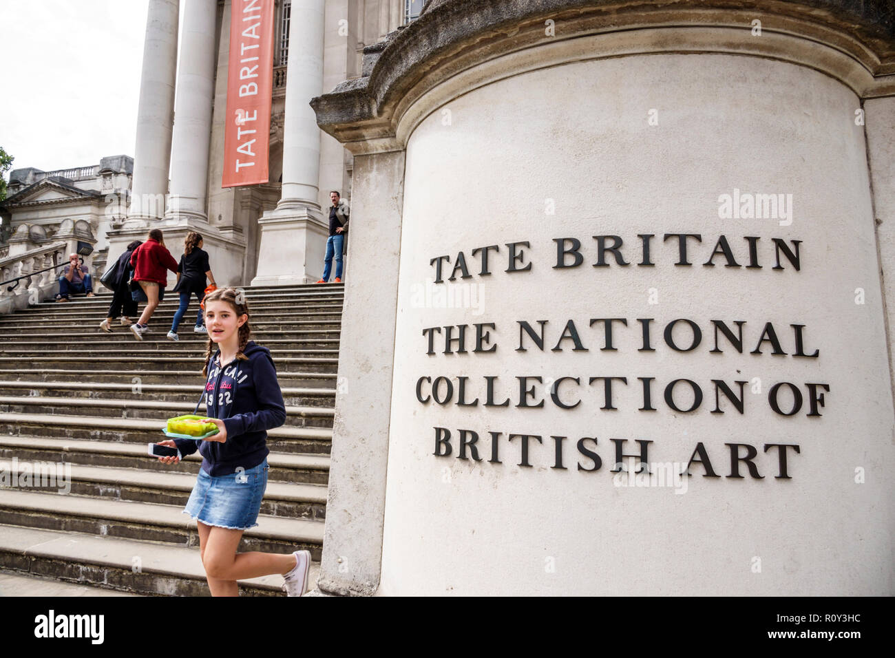 London England, Großbritannien, Westminster, Millbank, Tate Britain Kunstmuseumgalerie, nationale Kunstsammlung, Außeneingang, Treppen, Mädchen, weibliches Kind Stockfoto