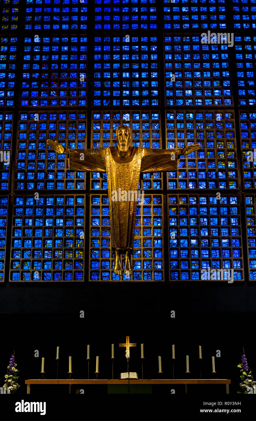 Statue von Christus gegen den blauen Glasmalereien in der Kaiser-Wilhelm-Gedächtniskirche, Berlin, Deutschland Stockfoto