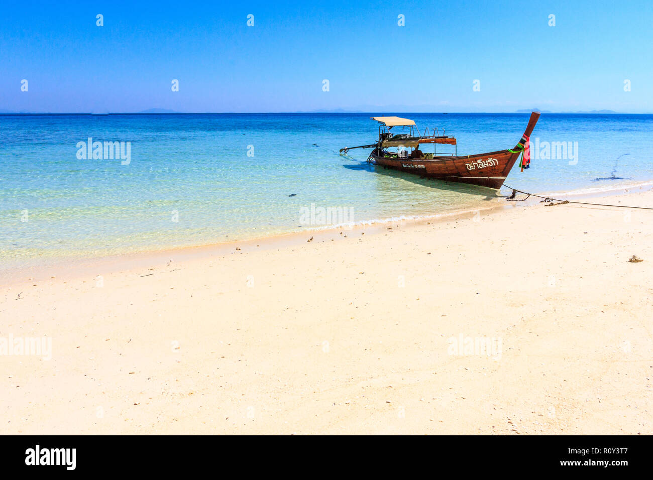 Long tail Boot auf weißen Sandstrand auf der Insel Koh Lao Liang, ThailandKoh Lao Liang, Thailand Stockfoto