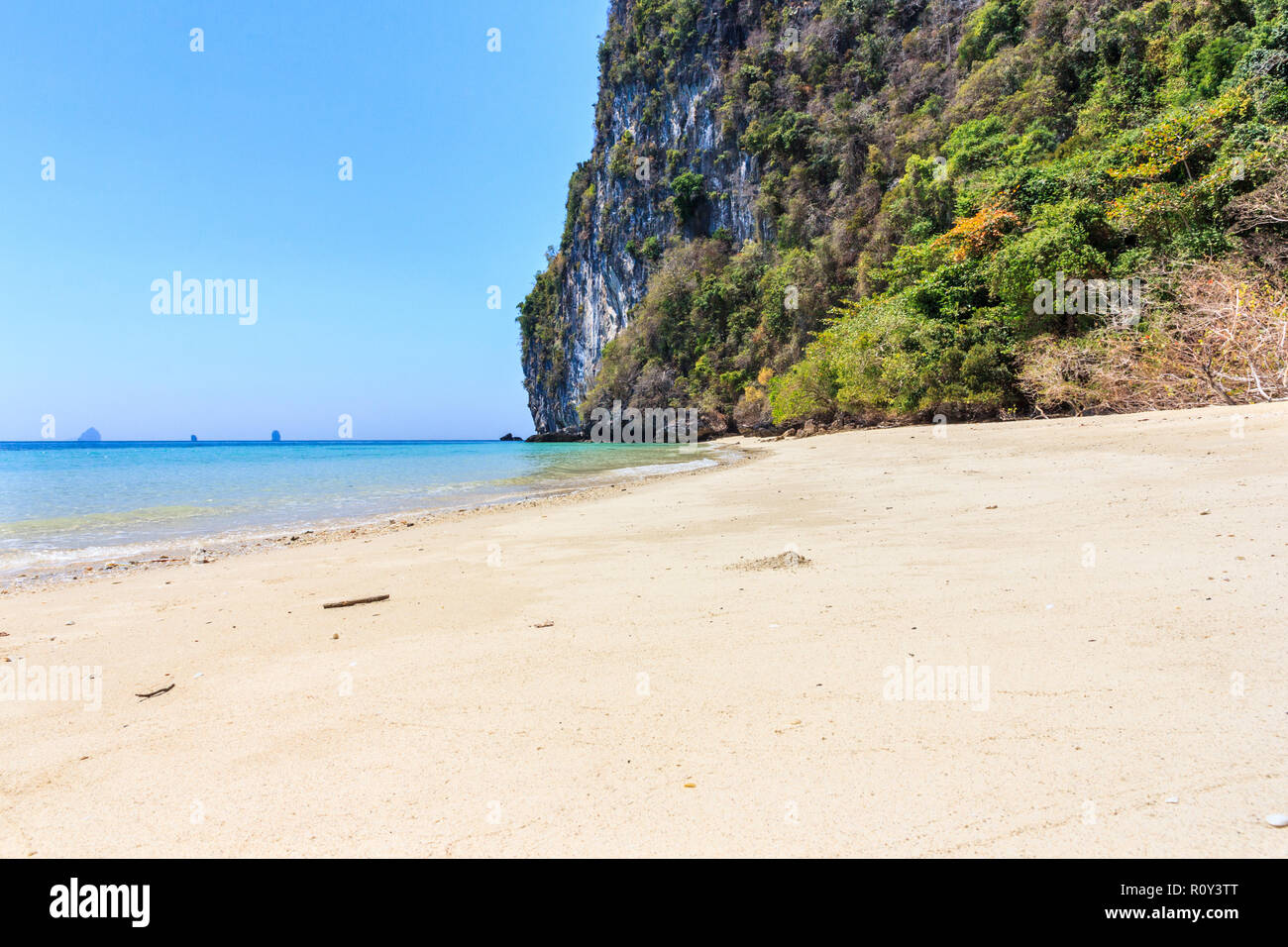 Weißer Sandstrand auf der Insel Koh Lao Liang, Thailand Stockfoto