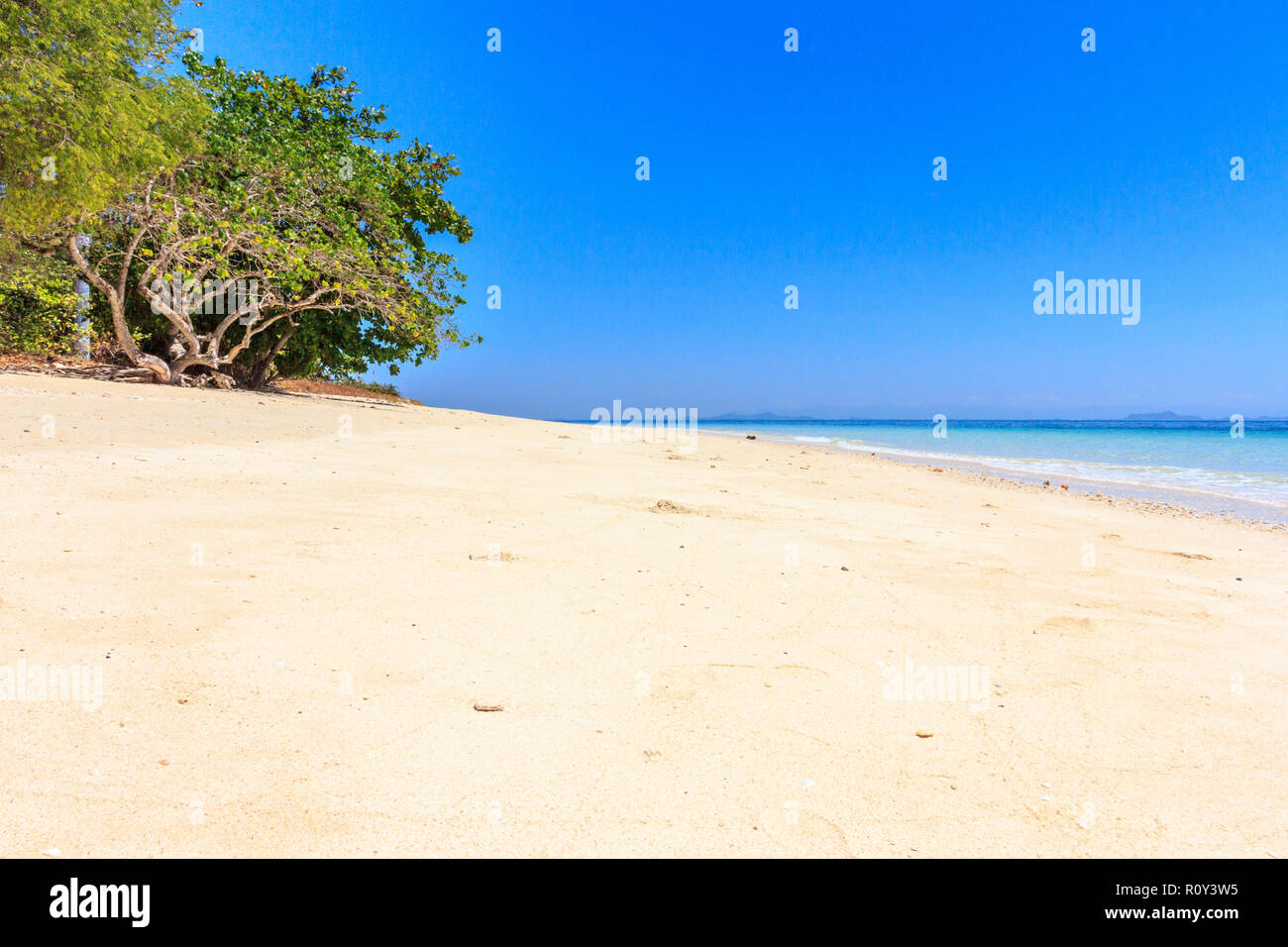 Weißer Sandstrand auf der Insel Koh Lao Liang, Thailand Stockfoto