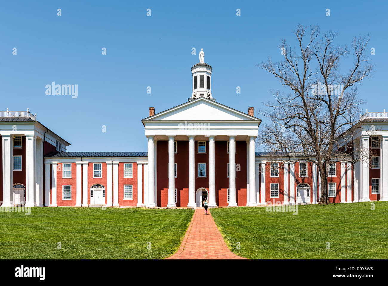 Lexington, USA - 18. April 2018: Washington und Lee University Hall in Virginia Außenfassade während der sonnigen Tag mit Frau läuft, außen Stein ar Stockfoto