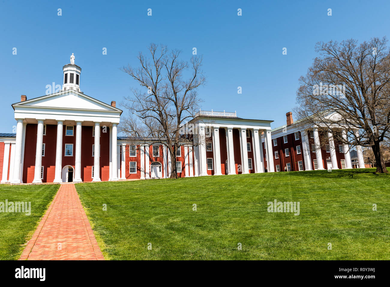 Lexington, USA - 18. April 2018: Washington und Lee University Hall in Virginia Außenfassade während der sonnigen Tag Außen orange Ziegelarchitektur Stockfoto