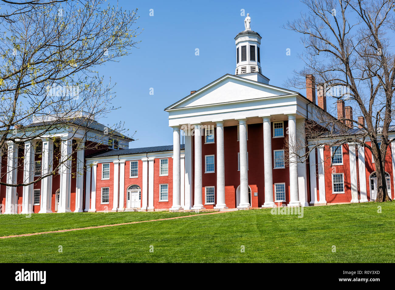 Lexington, USA - 18. April 2018: Washington und Lee University Hall in Virginia Außenfassade während der sonnigen Tag Außen orange Ziegelarchitektur, l Stockfoto