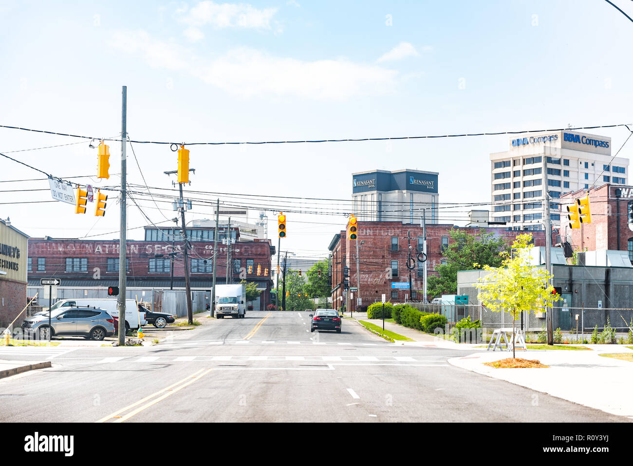 Montgomery, USA - 21. April 2018: Straße Straße während des Tages in der Hauptstadt Alabama Stadt, Autos im Verkehr, skyline Stadtbild Stockfoto