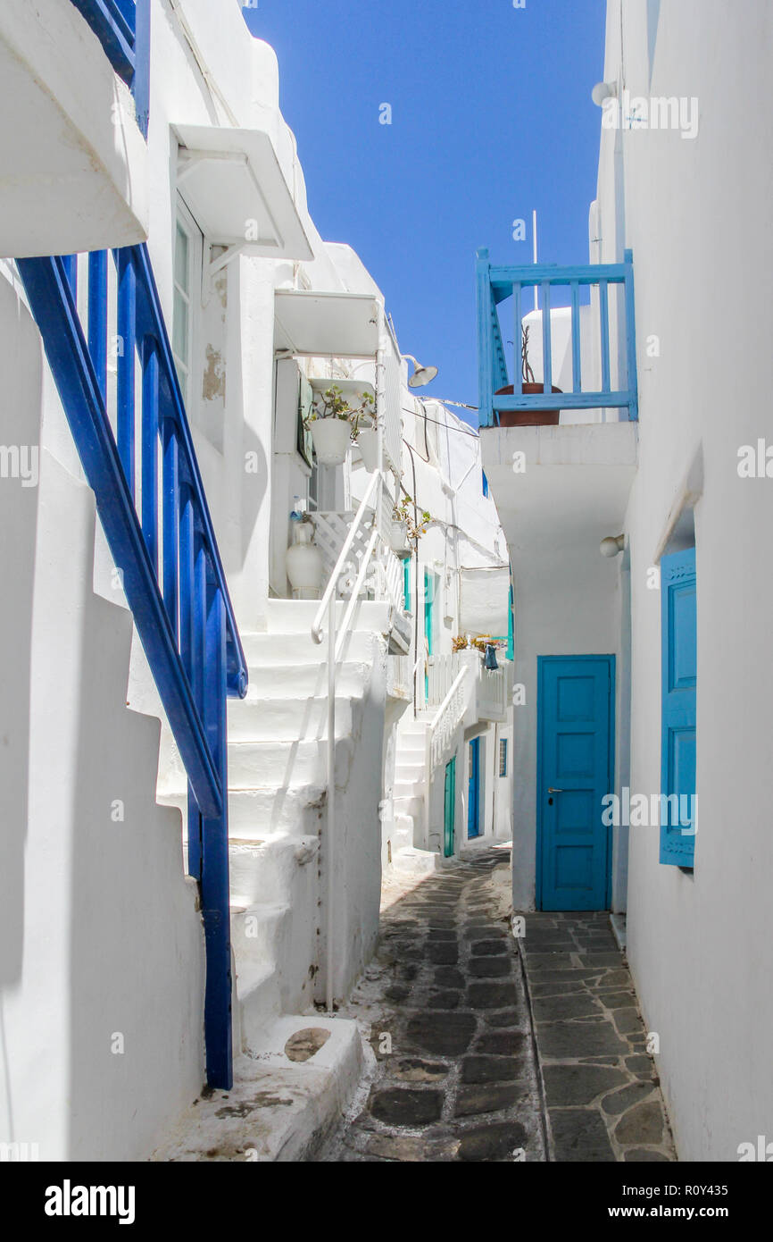 Typische Straße mit Stufen und Balkone, Mykonos, Griechenland Stockfoto