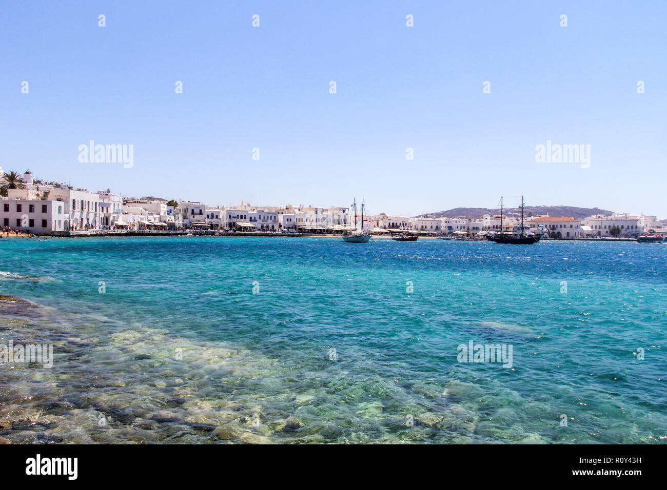 Das klare Wasser des Mittelmeers und den Hafen von Chora Mykonos, Griechenland Stockfoto