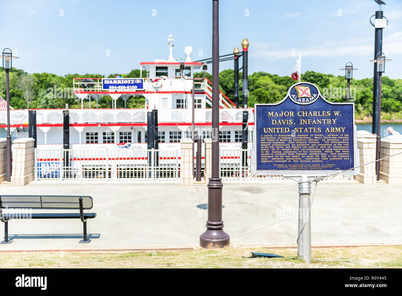 Montgomery, USA - 21. April 2018: Die äußeren Zustand von Alabama Fähre Kreuzfahrtschiff Harriott Zeichen während der sonnigen Tag mit alten, historischen Architektur Stockfoto