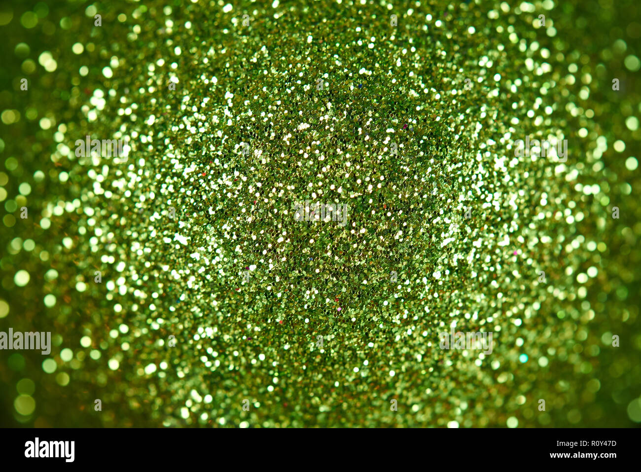 Grünes Leuchten glitzer Hintergrund mit blur Nähe zu sehen. Stockfoto