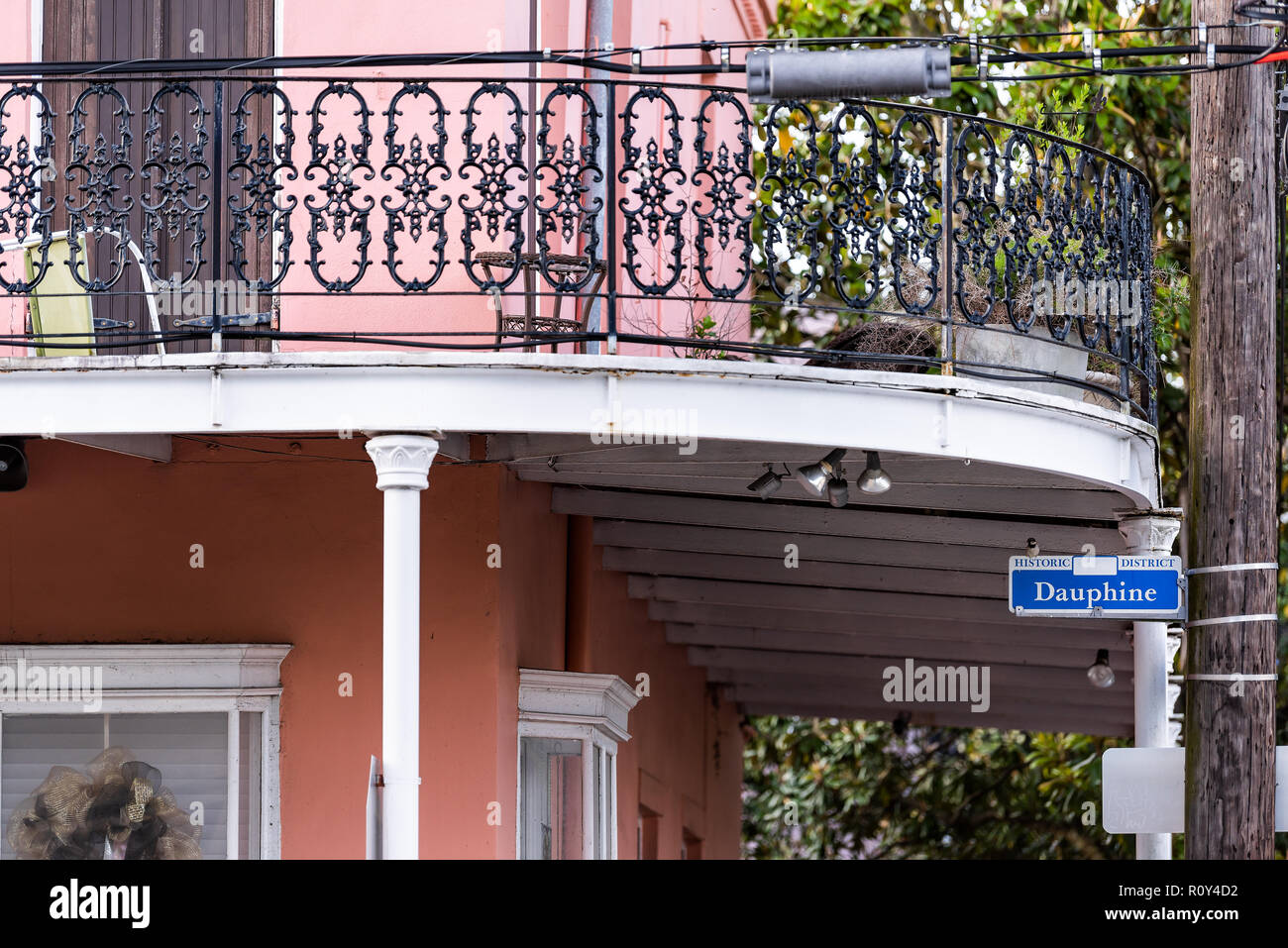 New Orleans, USA alte Dauphine Street Historic District in Louisiana berühmten Stadt, Stadt, Gusseisen balkon Wand Ecke pink farbenfrohes Gebäude niemand Stockfoto