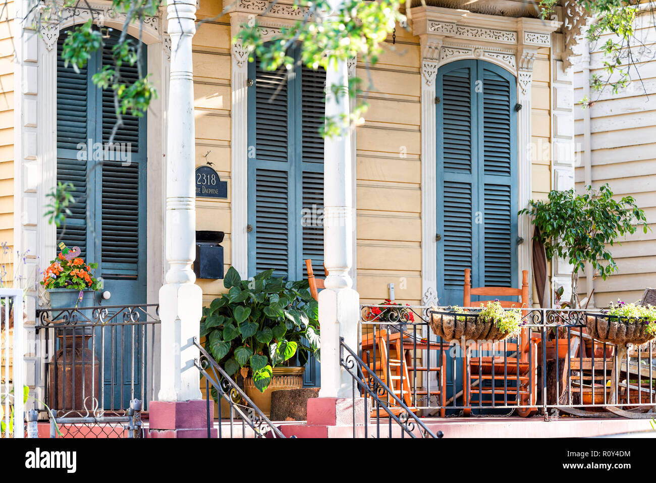 New Orleans, USA - 22. April 2018: Alte Dauphine Street Historic District in Louisiana berühmten Stadt, Stadt, lila lackiert Haus Wand bunt Eingang, Stockfoto