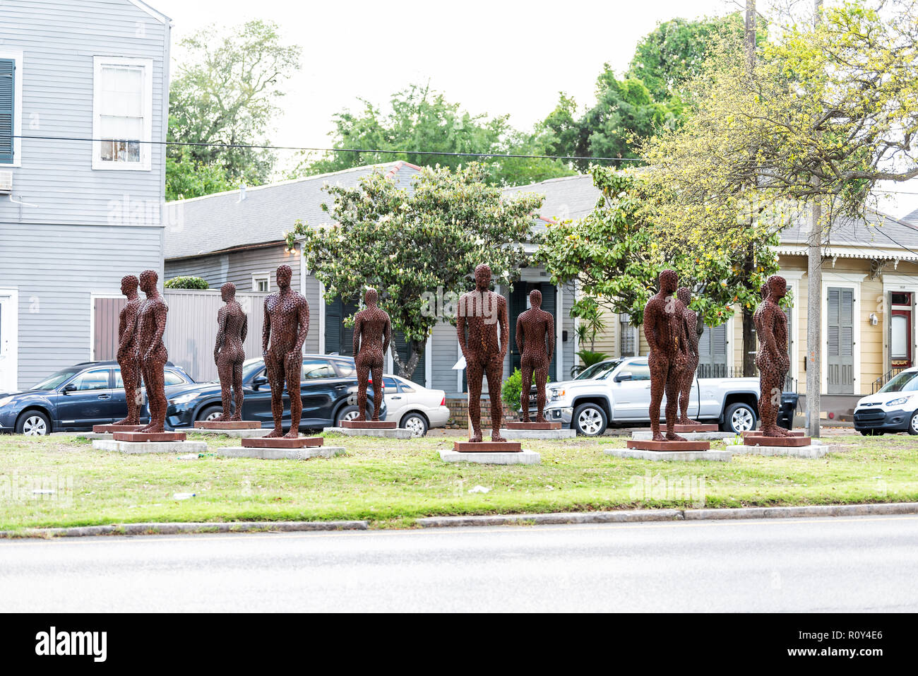 New Orleans, USA - 22. April 2018: Louisiana berühmten Stadt Stadt mit Park auf Elysian Fields Avenue und Dauphine Street, Deepwater Horizon memorial Sculp Stockfoto