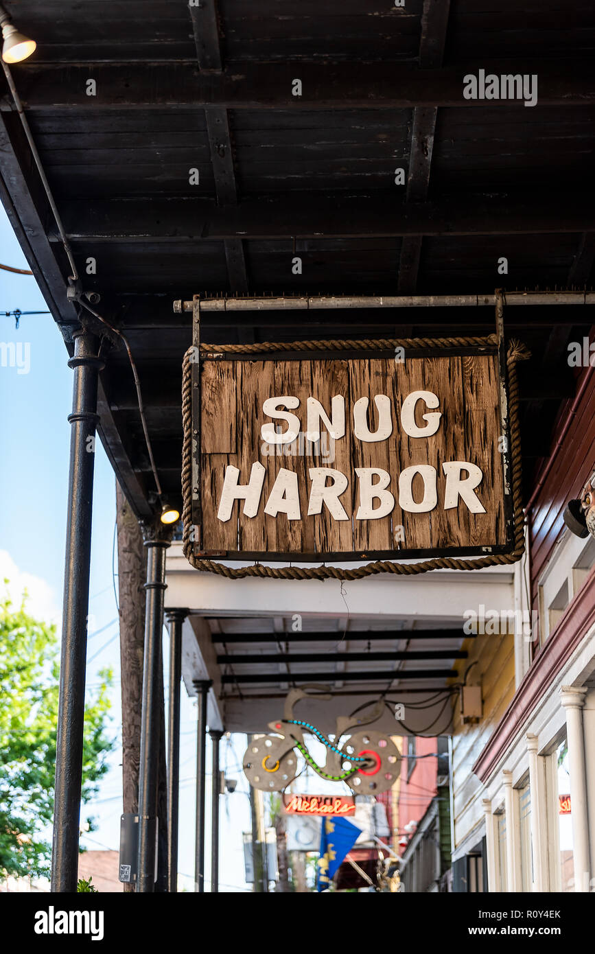 New Orleans, USA - 22. April 2018: Frenchmen Street überdachten Bürgersteig in Louisiana Stadt, Stadt, Gebäude, Zeichen closeup für Snug Harbor Jazz Bistro Stockfoto