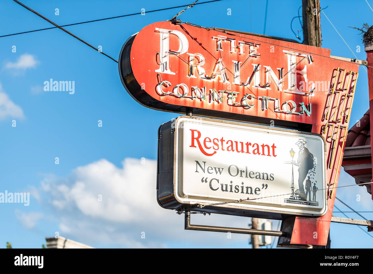 New Orleans, USA - 22. April 2018: Die Zeichen für Praline Connection Küche auf der Strasse im French Quarter Frenchmen Street während der Tag in Nola, Stockfoto