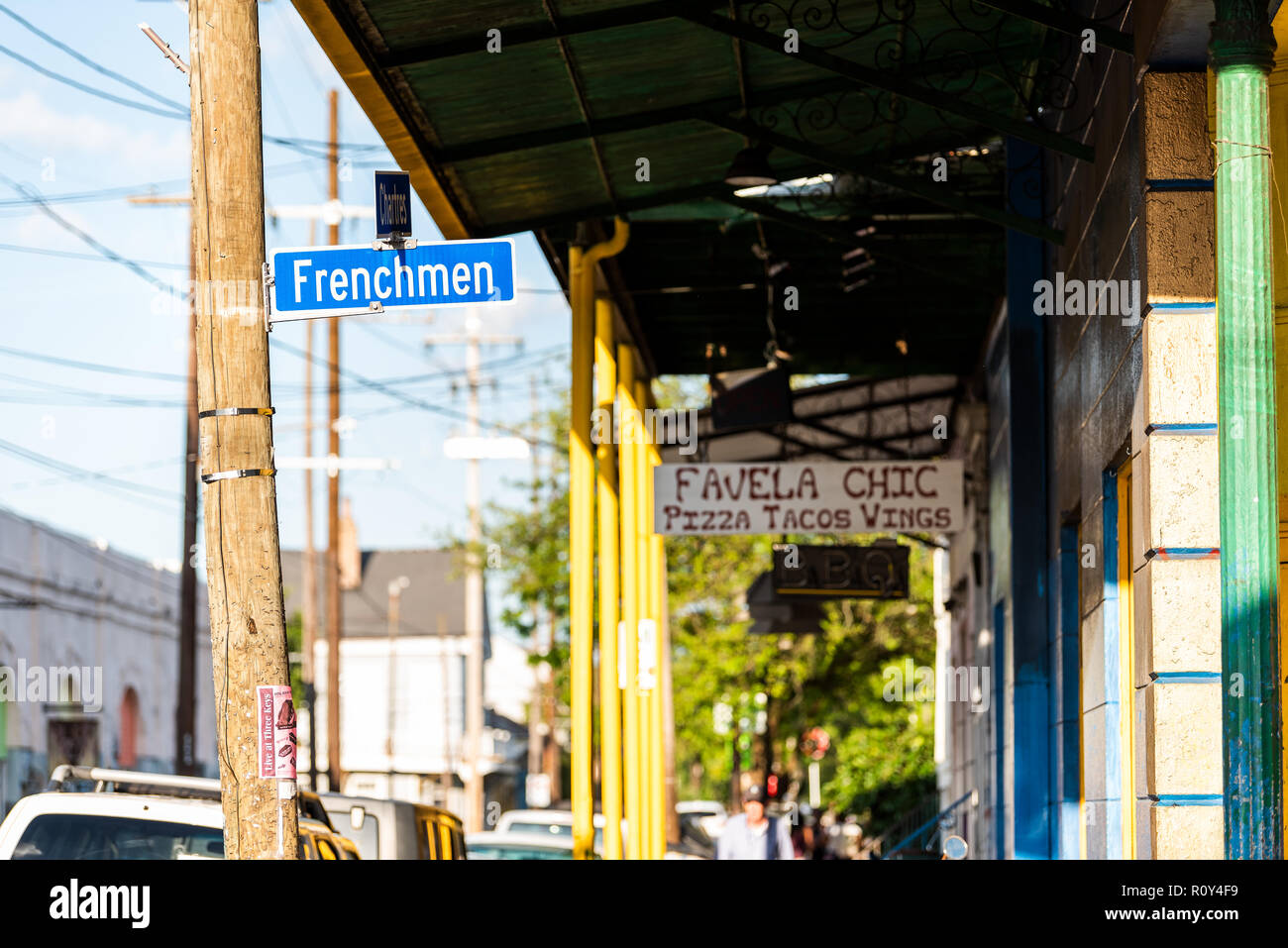 New Orleans, USA - 22. April 2018: Franzosen, Chartres Street Kreuzung Zeichen in Louisiana, Stadt, Stadt, bunten blauen und gelben Gebäude, niemand, Ma Stockfoto