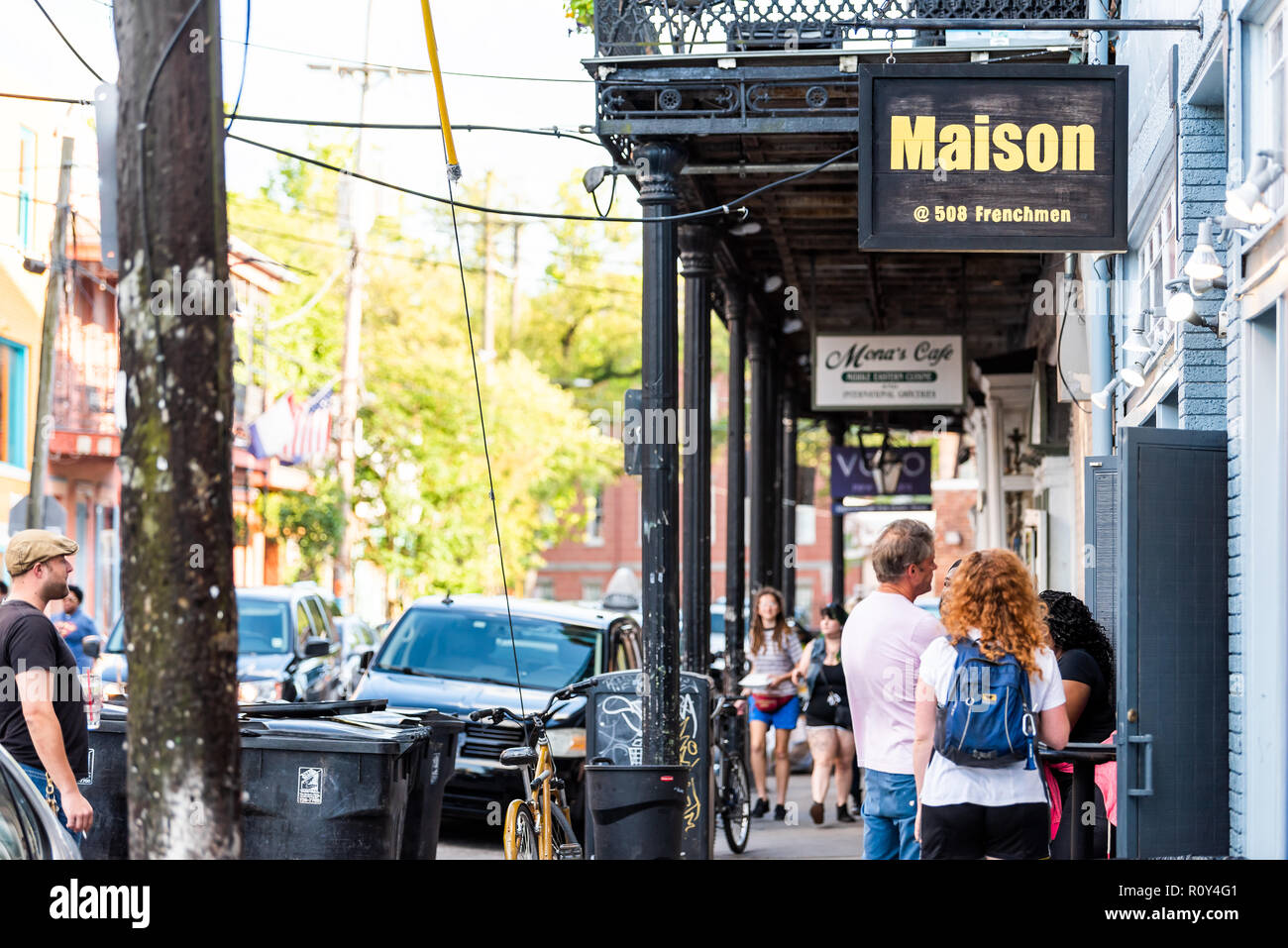 New Orleans, USA - 22. April 2018: Frenchmen Street überdachten Bürgersteig in Louisiana Stadt, Stadt, Gebäude, Zeichen closeup für Maison Live-Musik-Club Stockfoto