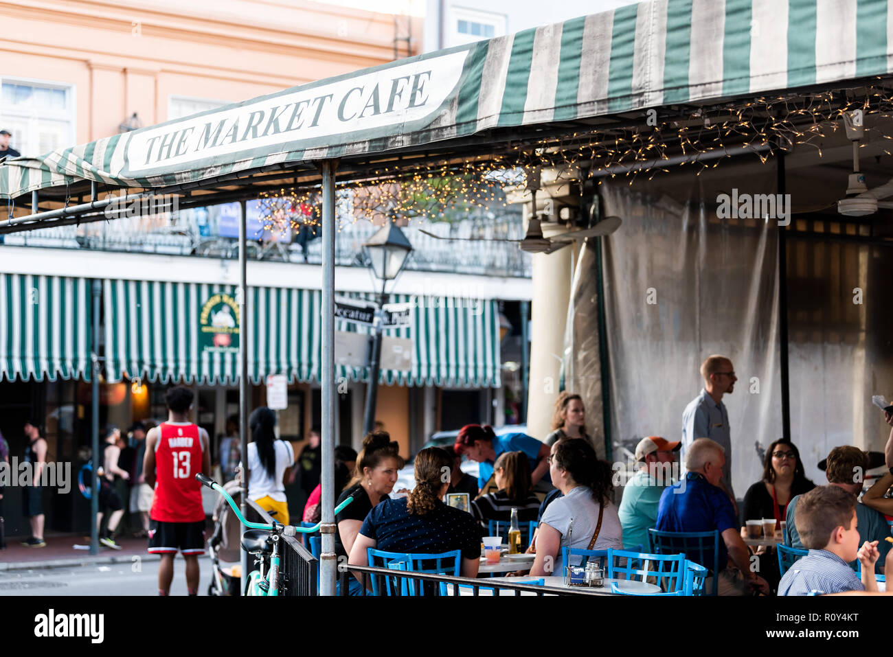 New Orleans, USA - 22. April 2018: Menschen sitzen essen Cajun kreolische Küche essen im Markt Cafe Restaurant, Tische, blaue Zeichen auf Decatur Street Stockfoto