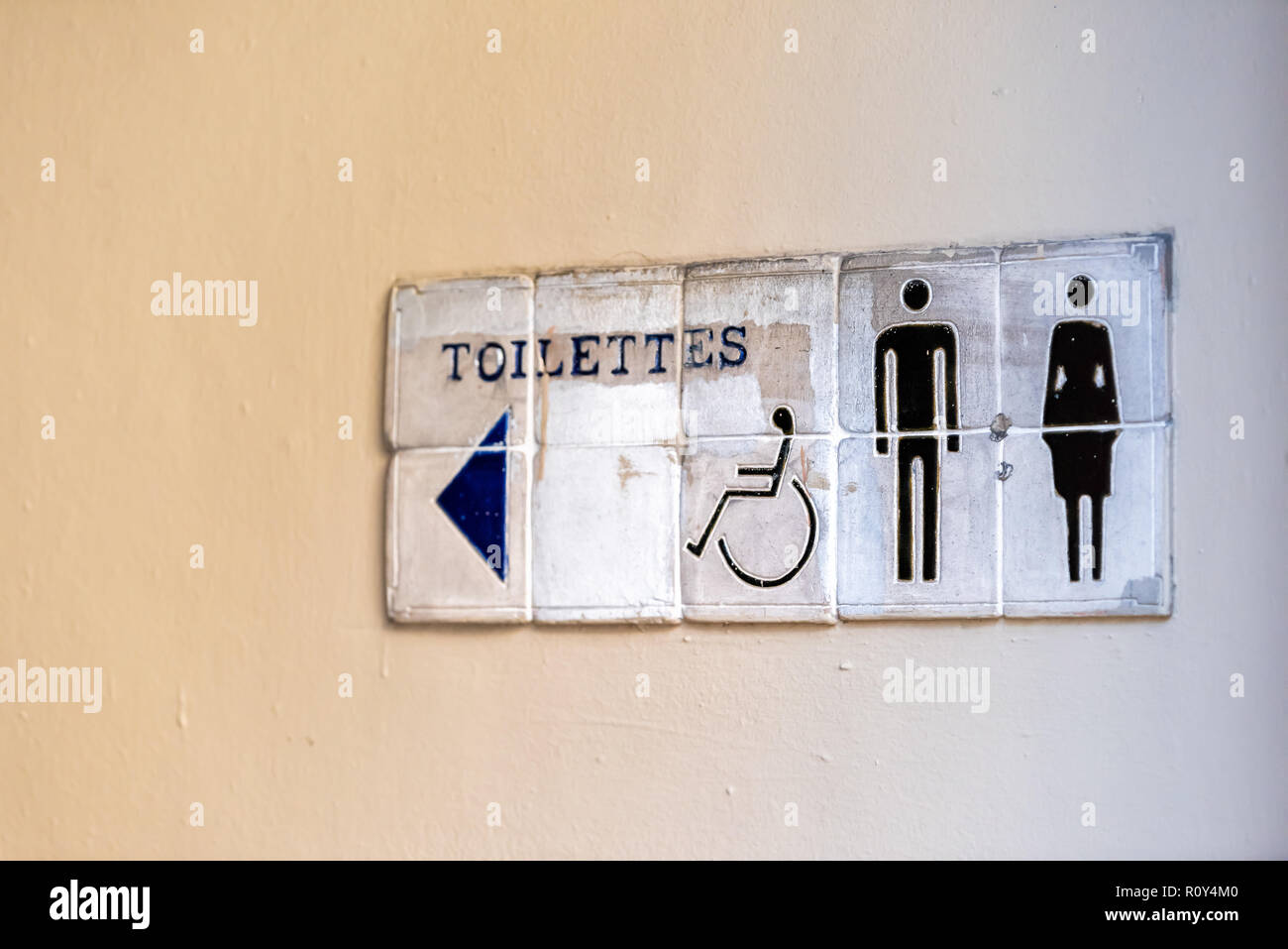 Toiletten Badezimmer Toiletten französische Fliesen für Wand auf bürgersteig Nahaufnahme in der Stadt, Stadt, niemand, Architektur, Symbol Stockfoto