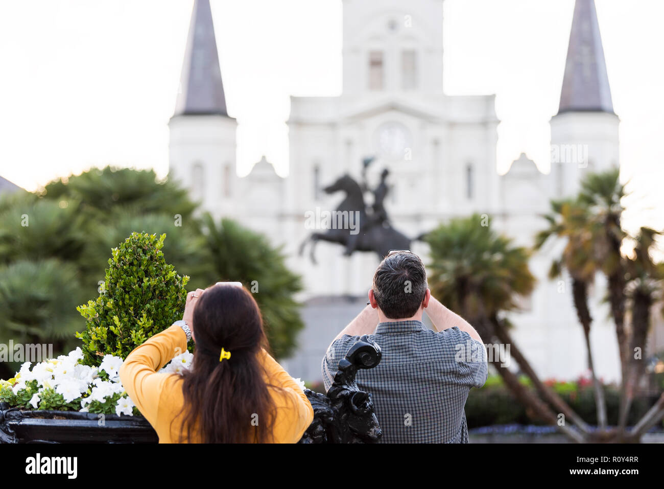 New Orleans, USA - 22. April 2018: Innenstadt Altstadt Louisiana Stadt Stadt mit berühmten St. Louis Kathedrale, Jackson Square Park, zurück von Menschen ta Stockfoto