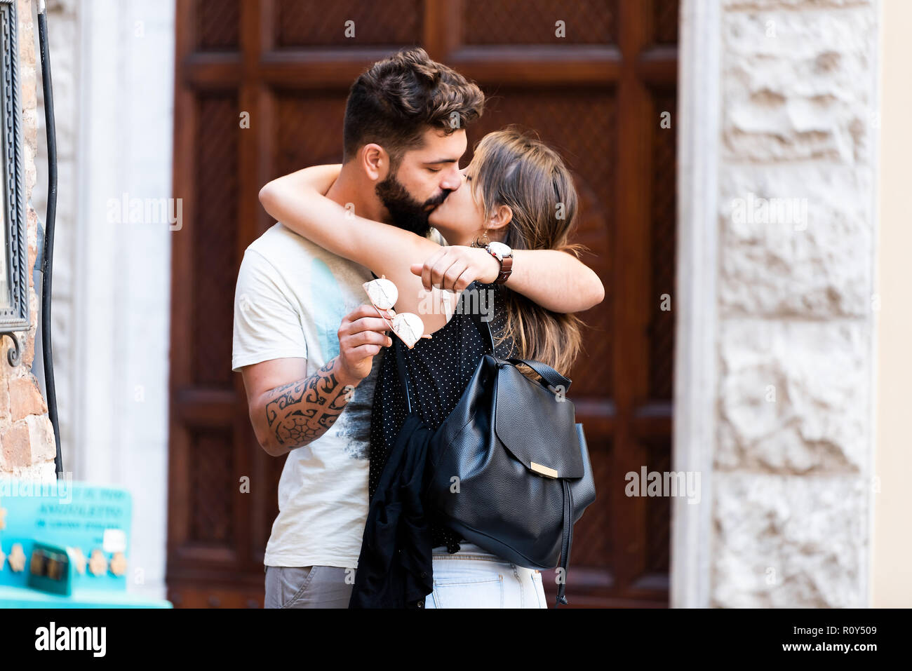 Siena, Italien - 27. August 2018: Nahaufnahme von junges Paar küssen, umarmen Liebe romantisch auf der Straße in der historischen, mittelalterlichen Altstadt Dorf in der Toskana dur Stockfoto