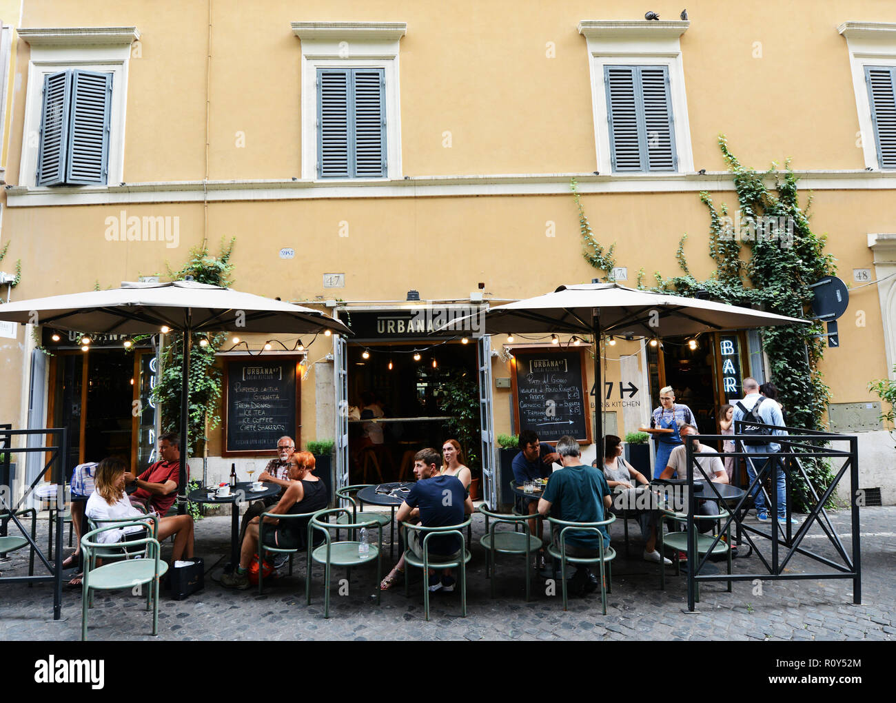 Der lebhaften Via Urbana in Monti, Rom. Stockfoto