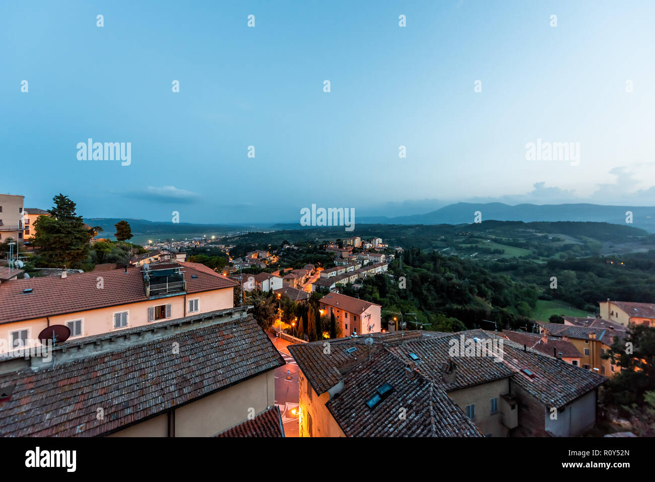 Chiusi Nebel Nebel, Nacht, Abend oder Morgen in Umbrien, Italien in der Nähe der Toskana, mit leuchtenden Lampen auf Straßen, Häuser auf der Dachterrasse Berg Land, r Stockfoto