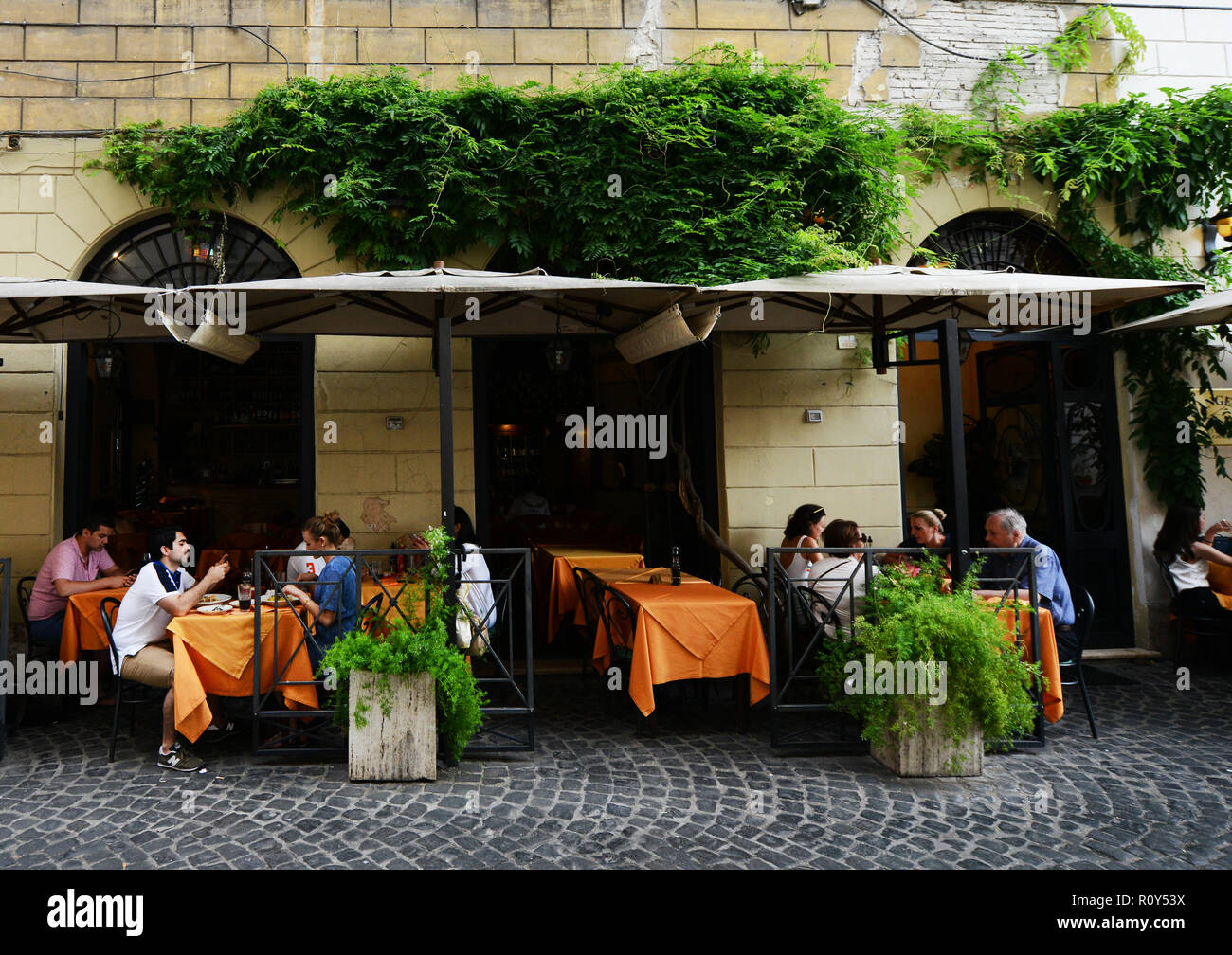 Cafés und Restaurants auf der Piazza della Madonna dei Monti in Rom. Stockfoto