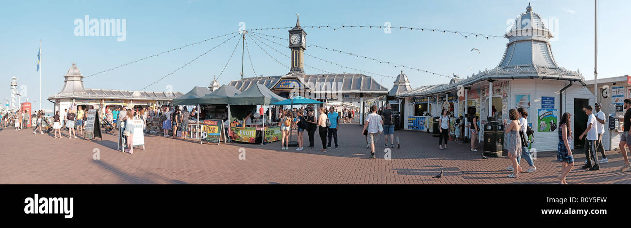 BRIGHTON, ENGLAND - Juli 9, 2018: Touristen in Brighton Palace Pier am Strand von Brighton, Brighton, UK. Stockfoto