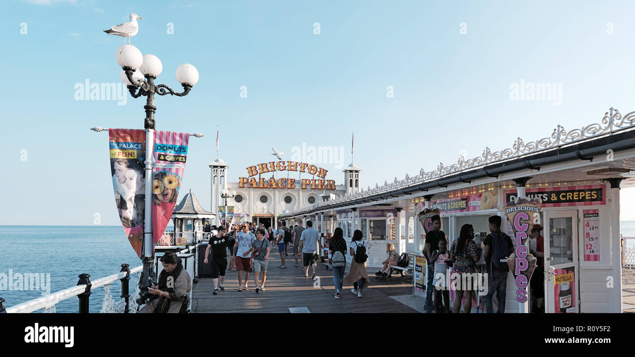 BRIGHTON, ENGLAND - Juli 9, 2018: Touristen in Brighton Palace Pier am Strand von Brighton, Brighton, UK. Stockfoto