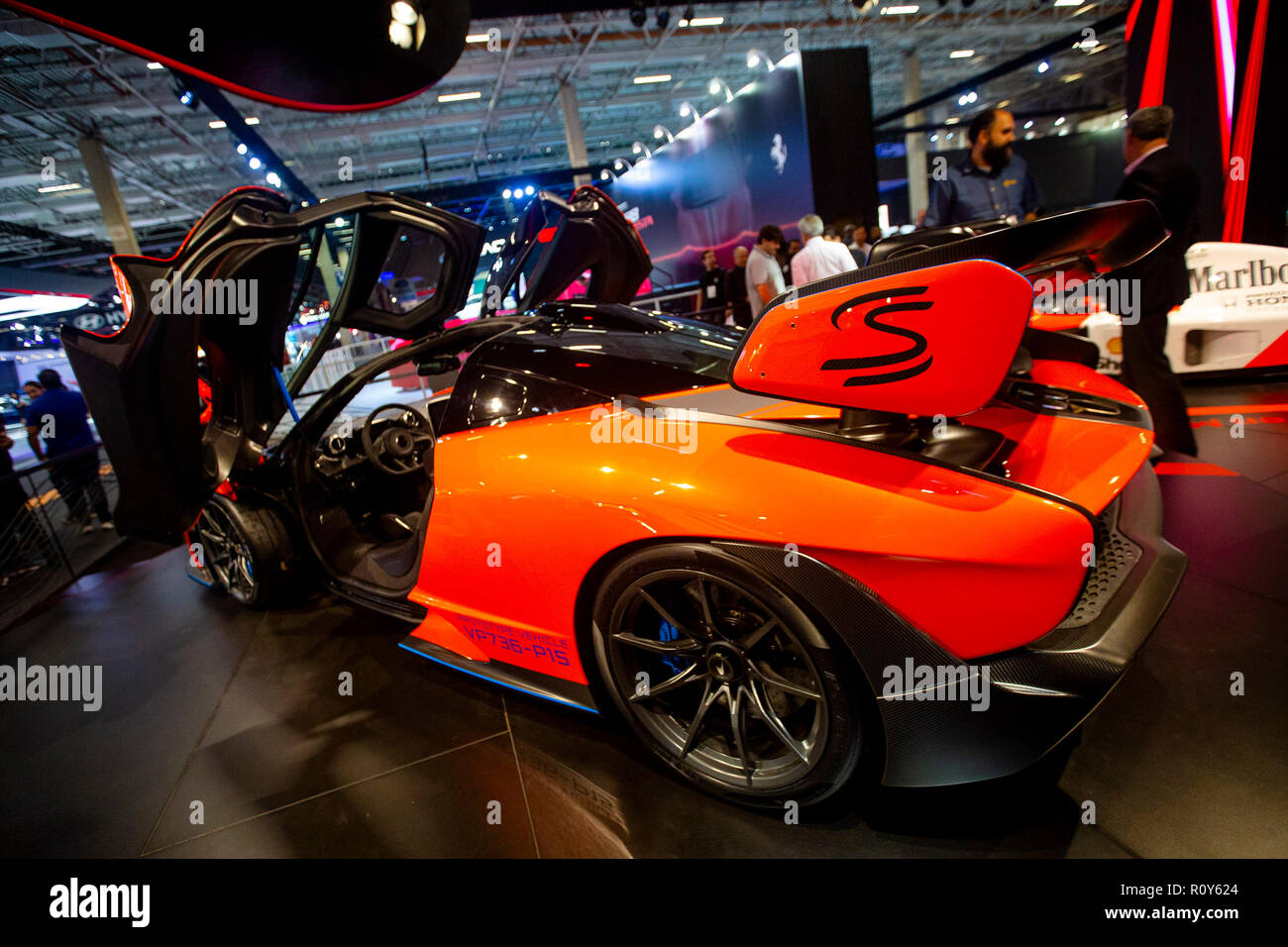 Sao Paulo, Brasilien, 7. Nov 2018. SP - Sao Paulo - 07/11/2018 - salao Internacional de Automovel de Sao Paulo 2018 - Mclaren Senna von 8 Millionen Reais und auf dem Stand der Marke zu Ehren des brasilianischen Fahrer ausgestellt, mit einer zentralen hinteren Motor 4,0 V8 Biturbo Benzin 800 Ps maximale Leistung und Drehmoment von 81,6 kgf/m, die Senna beschleunigt von 0 auf 100 km/h in nur 2,8 Sekunden von 0 auf 200 km/h in 6,8 Sekunden und von 0 auf 300 km/h in 18,8 Sekunden. Die maximale Geschwindigkeit laut McLaren, und 335 km/h. Foto: Suamy Beydoun/AGIF AGIF/Alamy Credit: Live-Nachrichten Stockfoto