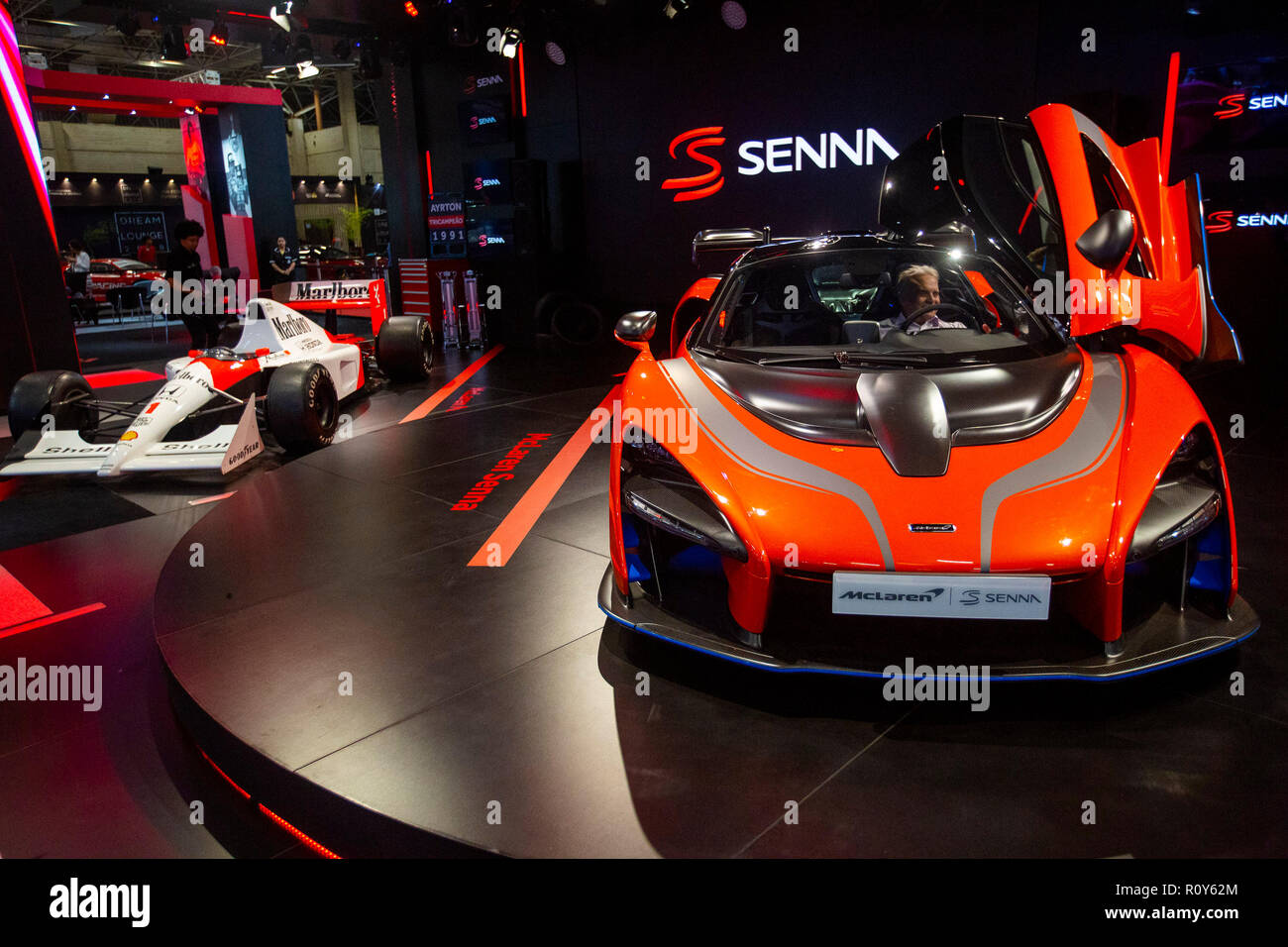 Sao Paulo, Brasilien, 7. Nov 2018. SP - Sao Paulo - 07/11/2018 - salao Internacional de Automovel de Sao Paulo 2018 - Mclaren Senna von 8 Millionen Reais und auf dem Stand der Marke zu Ehren des brasilianischen Fahrer ausgestellt, mit einer zentralen hinteren Motor 4,0 V8 Biturbo Benzin 800 Ps maximale Leistung und Drehmoment von 81,6 kgf/m, die Senna beschleunigt von 0 auf 100 km/h in nur 2,8 Sekunden von 0 auf 200 km/h in 6,8 Sekunden und von 0 auf 300 km/h in 18,8 Sekunden. Die maximale Geschwindigkeit laut McLaren, und 335 km/h. Foto: Suamy Beydoun/AGIF AGIF/Alamy Credit: Live-Nachrichten Stockfoto