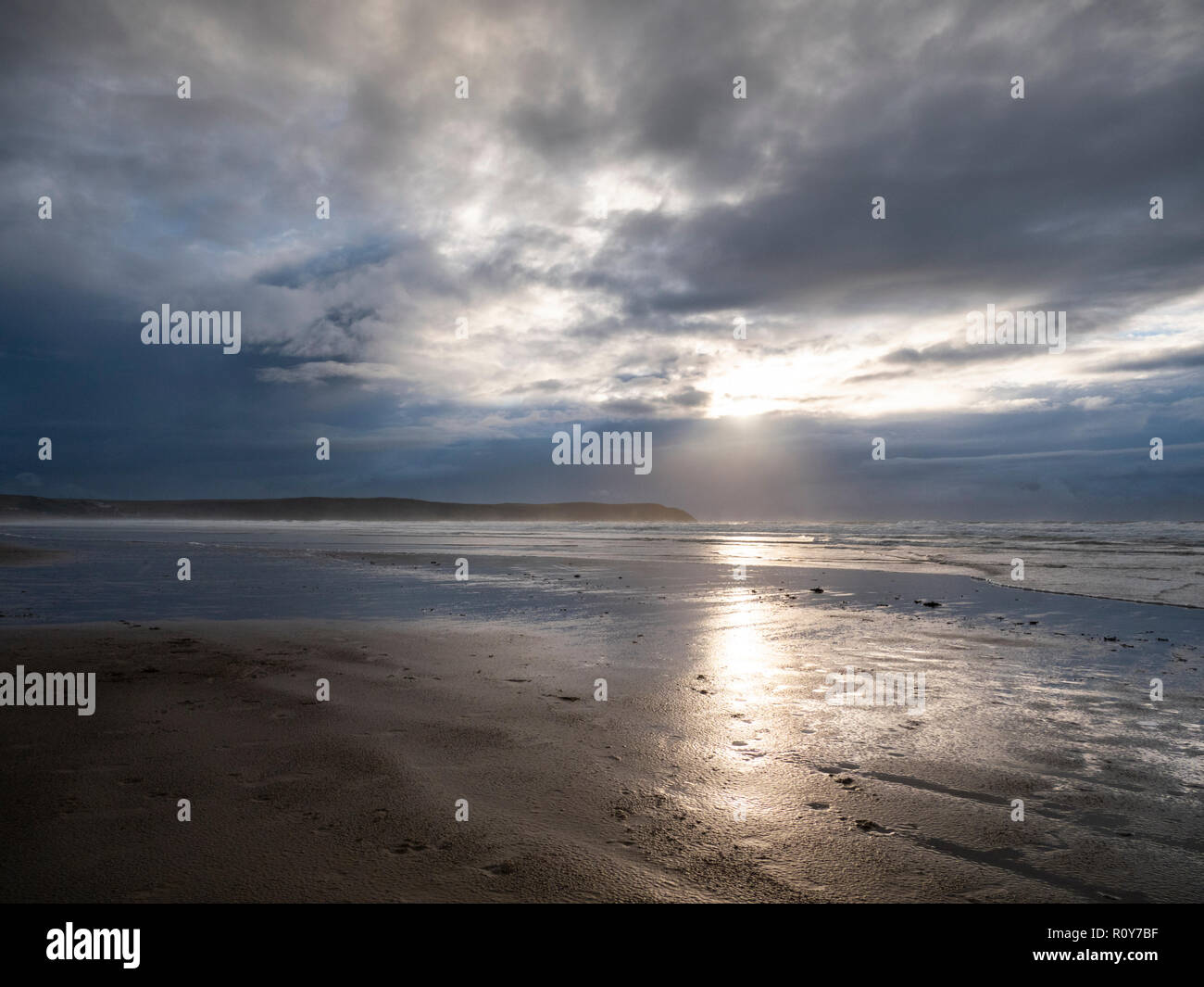 Woolacombe Devon, Großbritannien. 7. Nov 2018. Sturmwolken über den Atlantischen Ozean als eine Reihe von schweren Duschen mit starken Winden Teig dem Westen des Landes in der wechselhaften Herbst Wetter. Credit: Julian Eales/Alamy Leben Nachrichten. Stockfoto