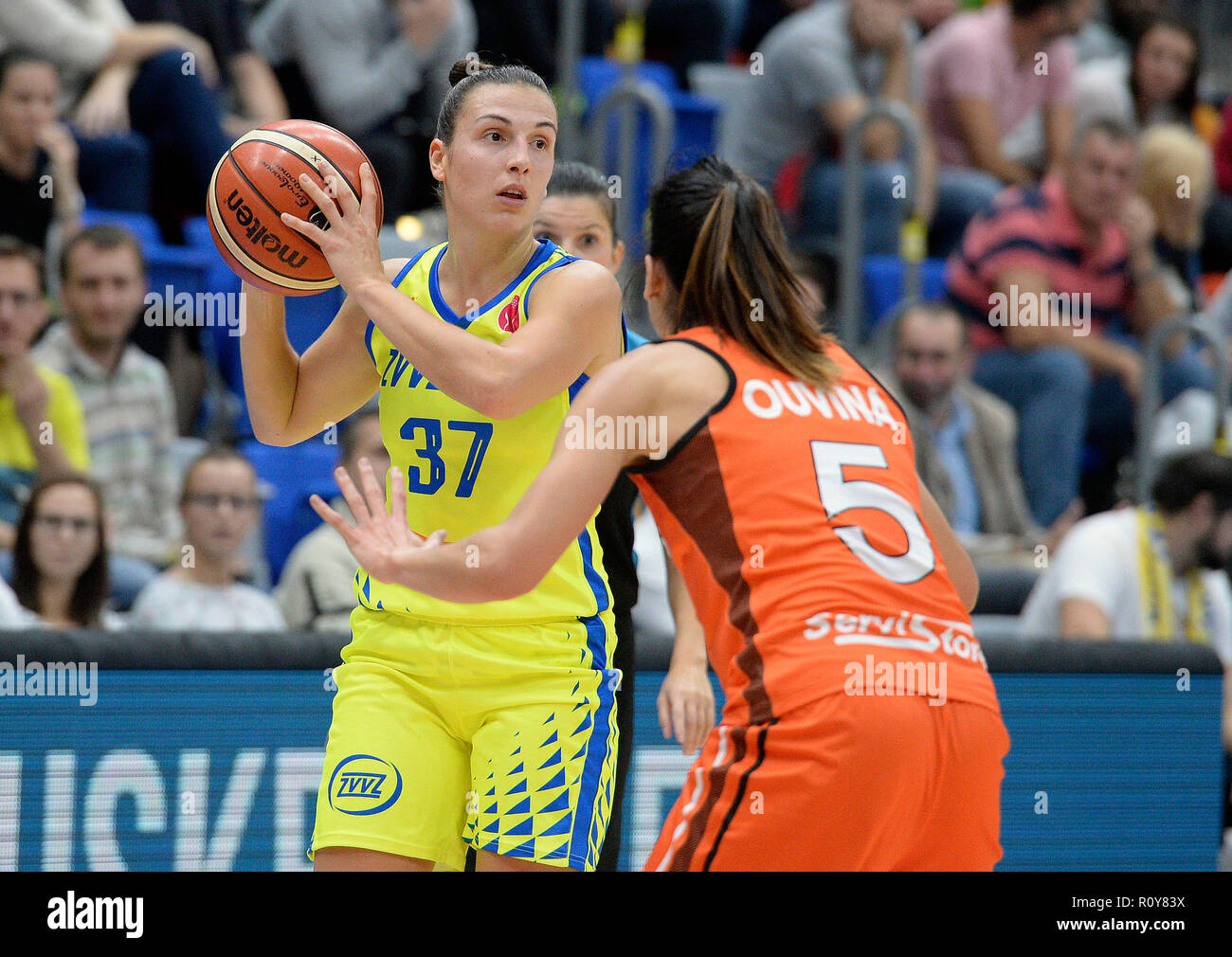 L-R Teja Oblak (USK) und Cristina Ouvina (Bourges), die in Aktion während der Frauen Basketball Liga 3. Runde Gruppe A Spiel: ZVVZ USK Prag vs Bourges in Prag, Tschechische Republik, November 7, 2018. (CTK Photo/Katerina Sulova) Stockfoto