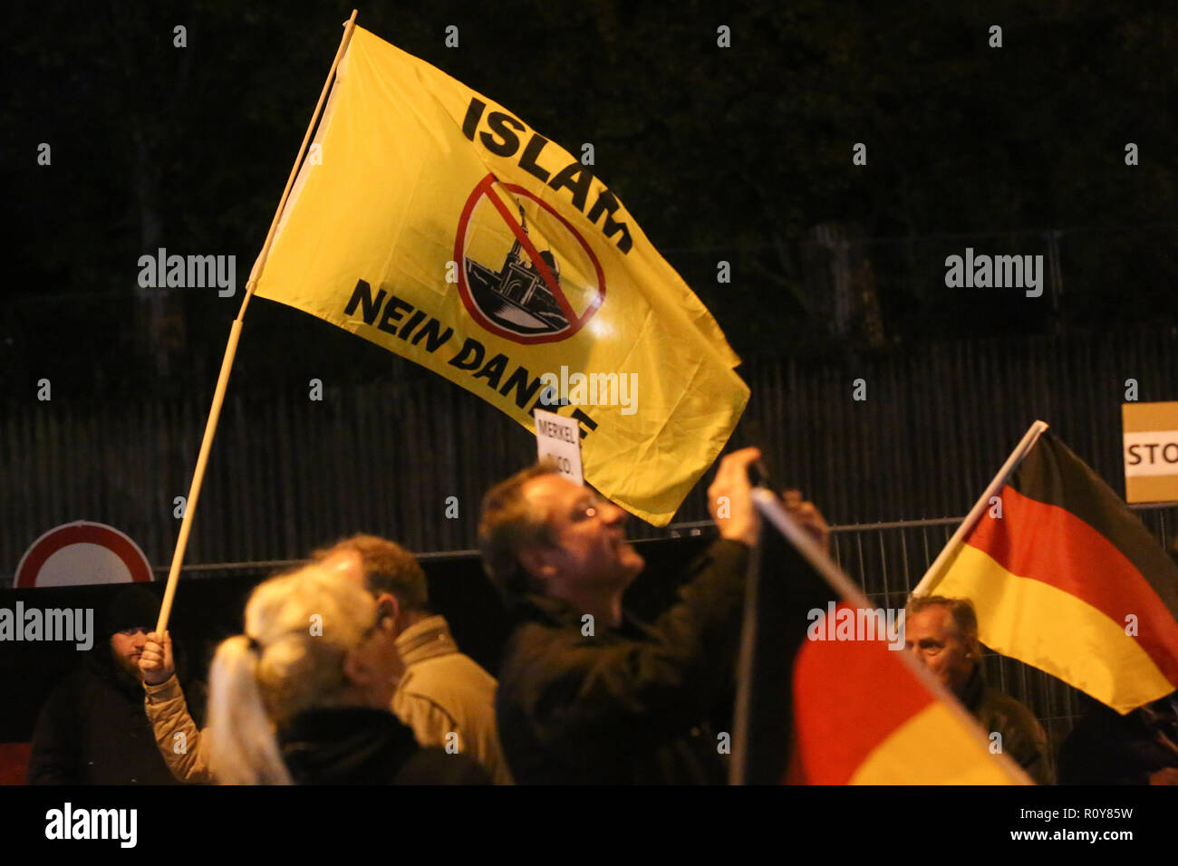 Hamburg, Deutschland. 07 Nov, 2018. Ein Teilnehmer des 'MErkel muss weg!' an der Dag-Hammarskjöld Platz vor dem Bahnhof Dammtor eine Fahne mit der Aufschrift "Islam - Nein Danke" gehalten wird. Credit: Bodo Marks/dpa/Alamy leben Nachrichten Stockfoto