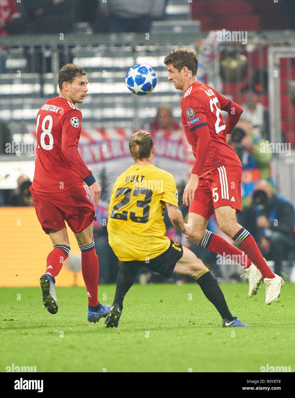 München, Deutschland. 7. Nov 2018. FC Bayern Fußball, München, den 07. November, 2018 Leon Goretzka, FCB 18 Thomas Müller, Müller, FCB 25 für die Kugel konkurrieren, Tackling, Duell, Überschrift gegen Niklas HULT, Athen Nr. 23 FC BAYERN MÜNCHEN - AEK Athen FC Fußball UEFA Champions League, München, 07. November 2018, Saison 2018/2019, Gruppenphase, Gruppe E, FCB, © Peter Schatz/Alamy leben Nachrichten Stockfoto