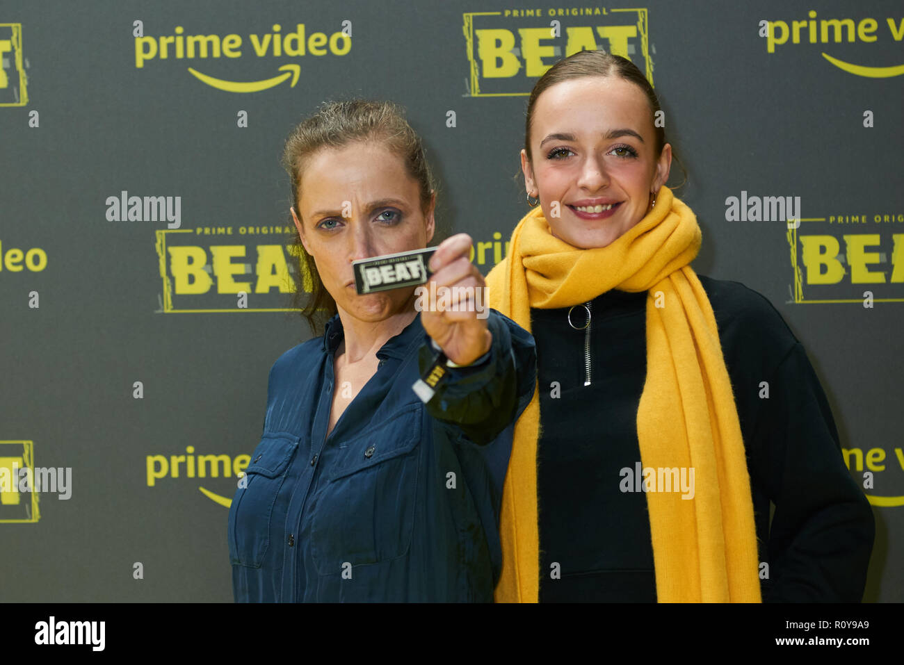 Berlin, Deutschland. 07 Nov, 2018. Die Schauspielerinnen Anna Thalbach (l) und ihrer Tochter Nellie Thalbach (r) bei der Premiere der "Amazon Prime Serie "Beat" bei Kraftwerk Berlin. Quelle: Annette Riedl/dpa/Alamy leben Nachrichten Stockfoto