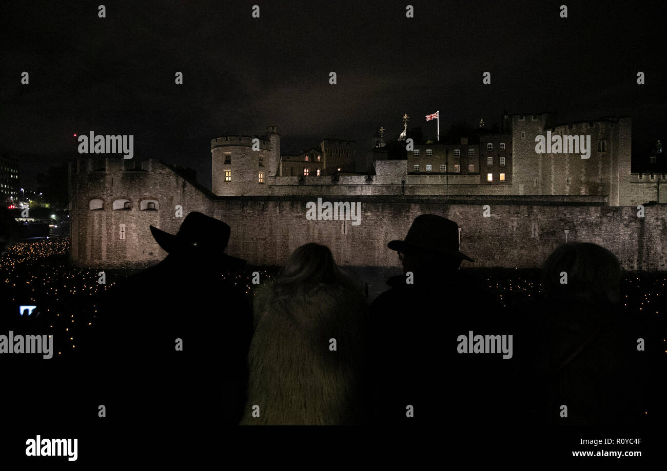London, Großbritannien. 7 Nov, 2018. Menschen sehen die Installation "Über die Vertiefung der Schatten: Der Turm erinnert an den Tower von London in London, Großbritannien, an November 7, 2018. Diese Installation ist Teil eines bundesweiten Veranstaltungsreihe zum 100. Jahrestag der Beendigung des Zweiten Weltkriegs zu gedenken: Han Yan/Xinhua/Alamy leben Nachrichten Stockfoto