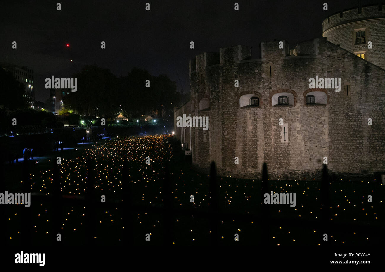 London, Großbritannien. 7 Nov, 2018. Foto an November 7, 2018 zeigt die Installation "Über die Vertiefung der Schatten: Der Turm erinnert an den Tower von London in London, Großbritannien. Diese Installation ist Teil eines bundesweiten Veranstaltungsreihe zum 100. Jahrestag der Beendigung des Zweiten Weltkriegs zu gedenken: Han Yan/Xinhua/Alamy leben Nachrichten Stockfoto
