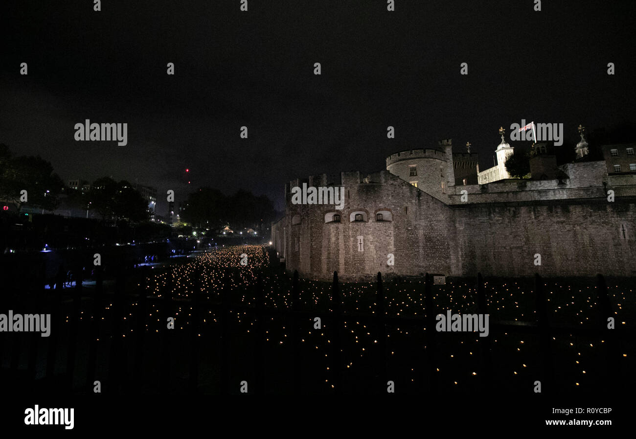 London, Großbritannien. 7 Nov, 2018. Foto an November 7, 2018 zeigt die Installation "Über die Vertiefung der Schatten: Der Turm erinnert an den Tower von London in London, Großbritannien. Diese Installation ist Teil eines bundesweiten Veranstaltungsreihe zum 100. Jahrestag der Beendigung des Zweiten Weltkriegs zu gedenken: Han Yan/Xinhua/Alamy leben Nachrichten Stockfoto