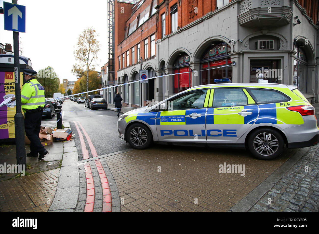 West Hampstead. London. UK 6 Nov 2018 - Der Tatort auf Lithos Road in West Hampstead. Ein Mann in seinem jugendlich war auf Billy Fury Weg Lithos Road in West Hampstead am Dienstag abend erstochen. Die jugendlich ist, berichtet in einem "kritischen Zustand" im Krankenhaus zu sein. Scotland Yard Commander Stuart Cundy sagte zusätzliche Polizisten in jeder Gemeinde nach einem "schrecklichen" Paar Tagen bereitgestellt wurden. Credit: Dinendra Haria/Alamy leben Nachrichten Stockfoto