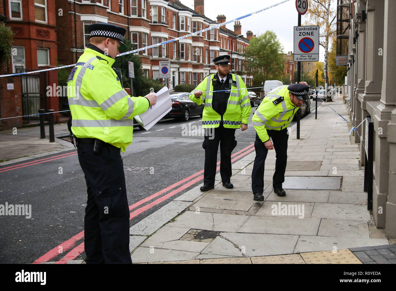 West Hampstead. London. UK 6 Nov 2018 - Der Tatort auf Lithos Road in West Hampstead. Ein Mann in seinem jugendlich war auf Billy Fury Weg Lithos Road in West Hampstead am Dienstag abend erstochen. Die jugendlich ist, berichtet in einem "kritischen Zustand" im Krankenhaus zu sein. Scotland Yard Commander Stuart Cundy sagte zusätzliche Polizisten in jeder Gemeinde nach einem "schrecklichen" Paar Tagen bereitgestellt wurden. Credit: Dinendra Haria/Alamy leben Nachrichten Stockfoto
